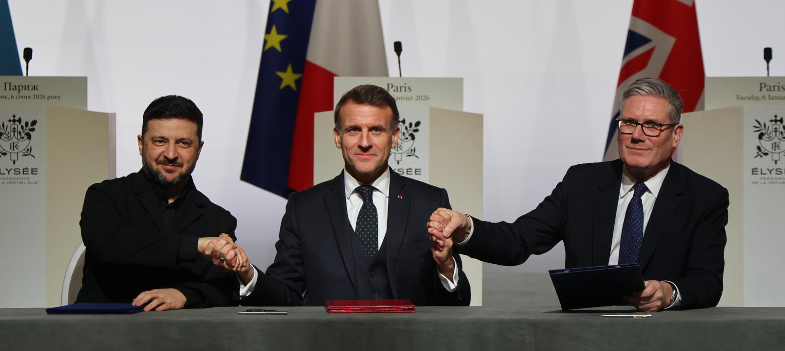 볼로미디르 젤렌스키 우크라이나 대통령, 에마뉘엘 마크롱 프랑스 대통령, 키어 스타머 영국 총리(왼쪽부터)가 6일 프랑스 파리에서 우크라이나 전쟁의 종전 후 유럽 주요국이 주도하는 다국적군의 우크라이나 배치를 골자로 한 의향서에 서명한 뒤 손을 맞잡고 있다. 파리=AP 뉴시스