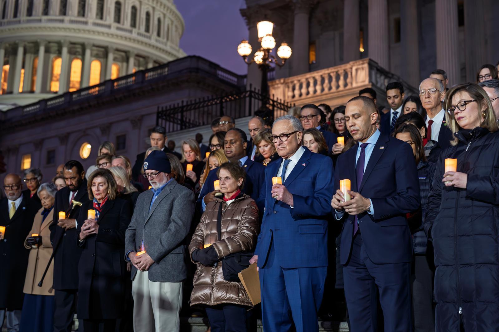 5년 전 美 의회 난입 희생자 추도
6일 미국 워싱턴 의회 앞에서 척 슈머 민주당 상원 원내대표(앞줄 오른쪽에서 세 번째), 하킴 제프리스 민주당 하원 원내대표(앞줄 오른쪽에서 두 번째) 등이 촛불을 들고 5년 전 의회 폭동 사건의 사망자들을 애도하고 있다. 도널드 트럼프 대통령의 2020년 대선 패배에 불복한 그의 지지층은 5년 전인 2021년 1월 6일 의회에 난입했다. 이 여파로 경찰관 1명을 포함한 5명이 숨졌다. 워싱턴=AP 뉴시스