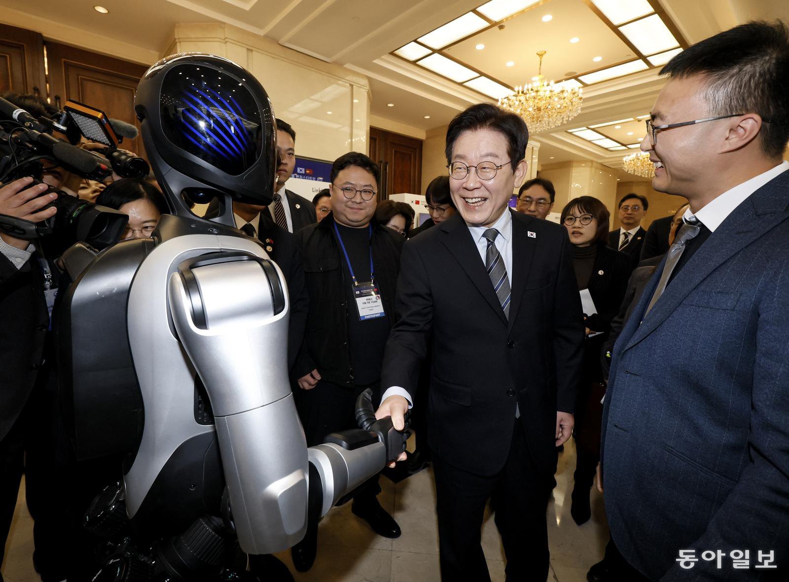 李, 中 휴머노이드 로봇과 악수
이재명 대통령이 7일 중국 상하이 국제회의중심에서 개최된 ‘한중 벤처 스타트업 서밋’에 참석해 중국 기업 ‘에지봇’의 휴머노이드 로봇과 악수를 하고 있다. 상하이=송은석 기자 silverstone@donga.com