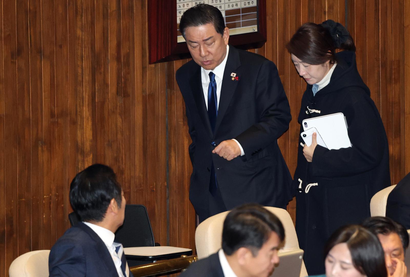 지난달 24일 서울 여의도 국회 본회의장에서 김병기 전 더불어민주당 원내대표와 강선우 무소속 의원(오른쪽)이 함께 걸어가며 대화를 나누는 모습을 정청래 민주당 대표(왼쪽 아래)가 고개를 돌려 바라보고 있다. 뉴스1