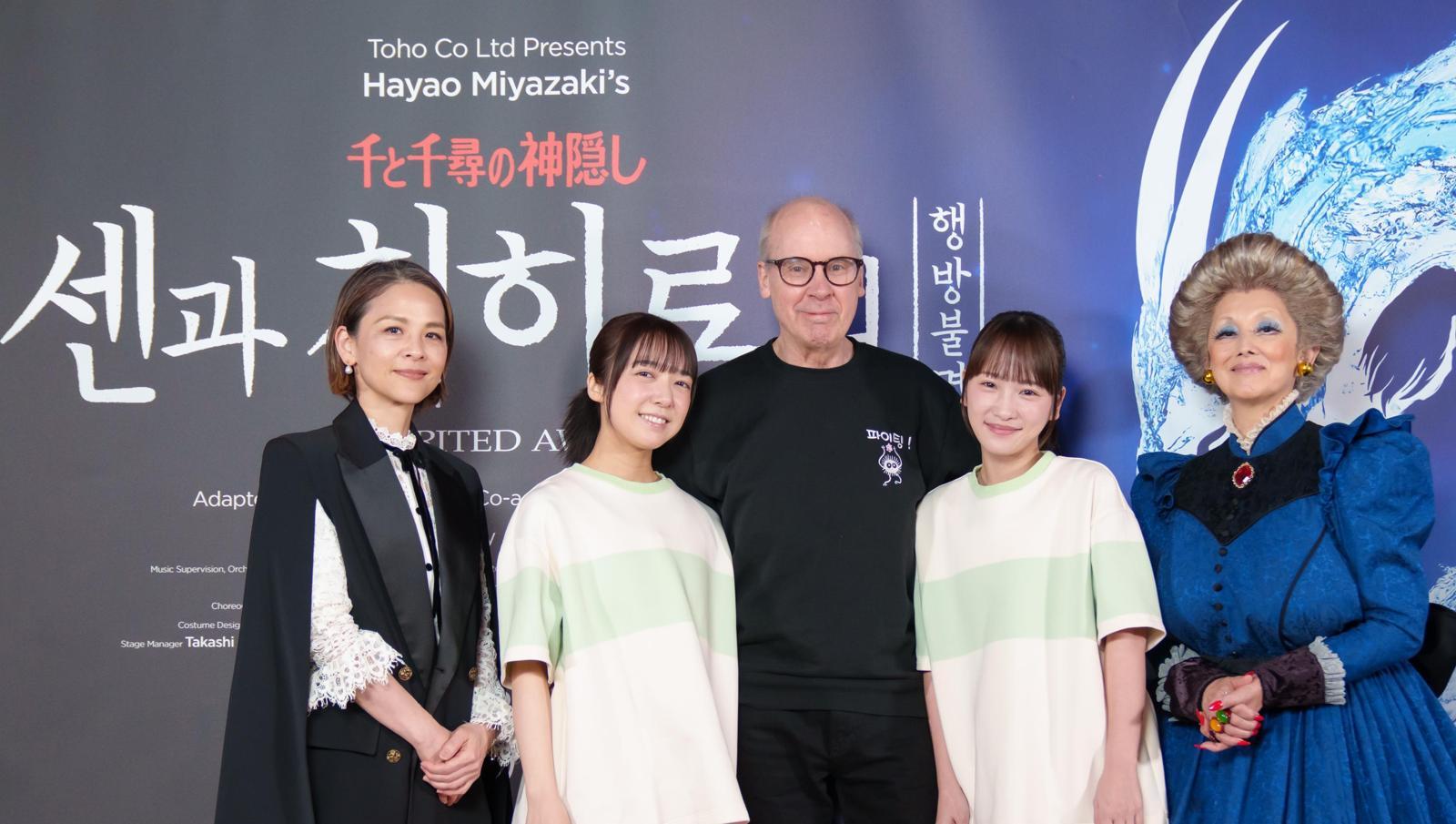 무대극 ‘센과 치히로의 행방불명’의 출연진과 제작진. 왼쪽부터 공동 번안가 이마이 마오코, 배우 가미시라이시 모네, 연출 존 케어드, 배우 가와에이 리나, 나쓰키 마리. CJ ENM 제공