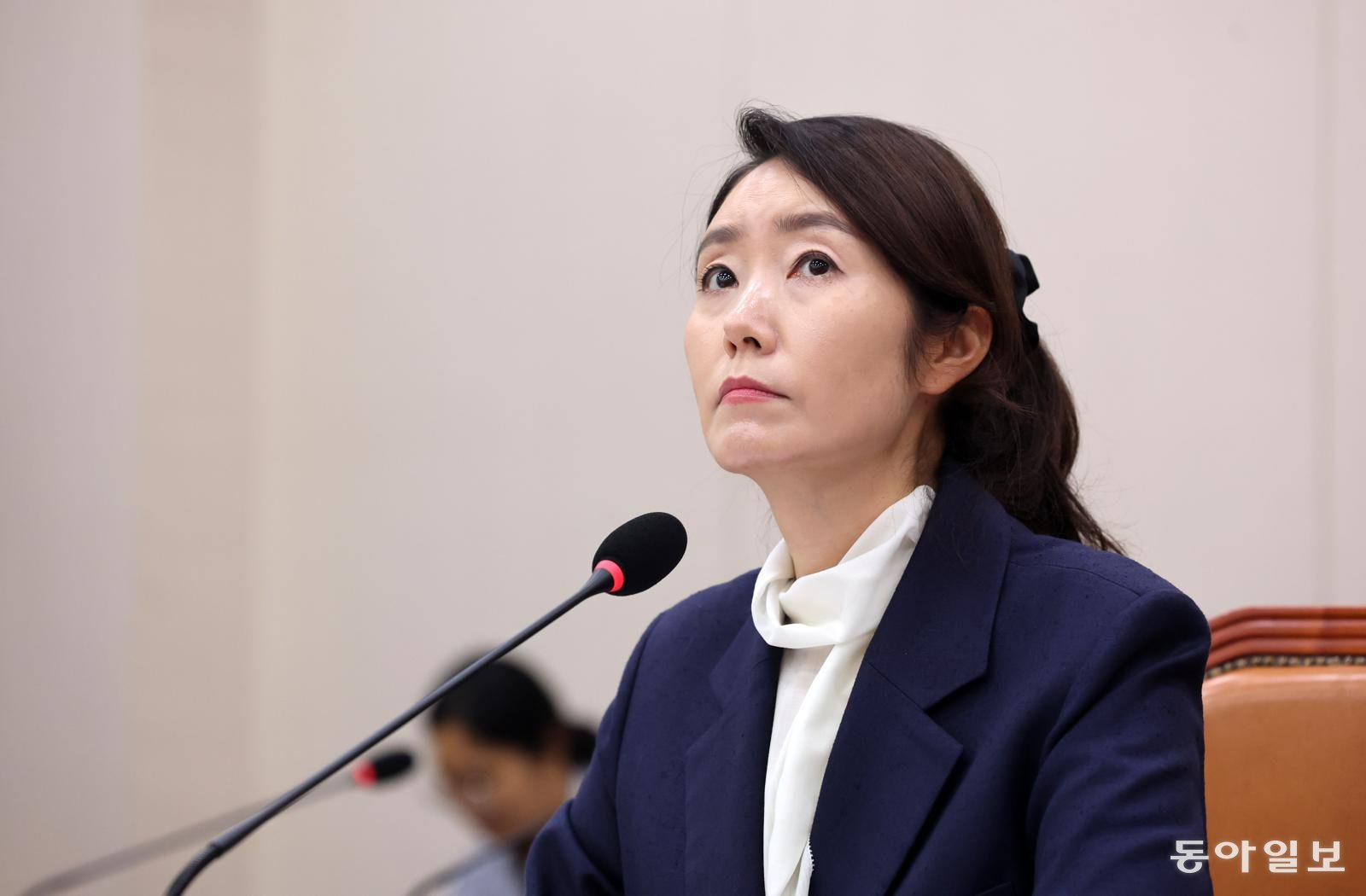 지난해 7월 당시 여성가족부 장관 후보자였던 강선우 무소속 의원이 국회 인사청문회장에서 허공을 응시하고 있다. 동아일보 DB