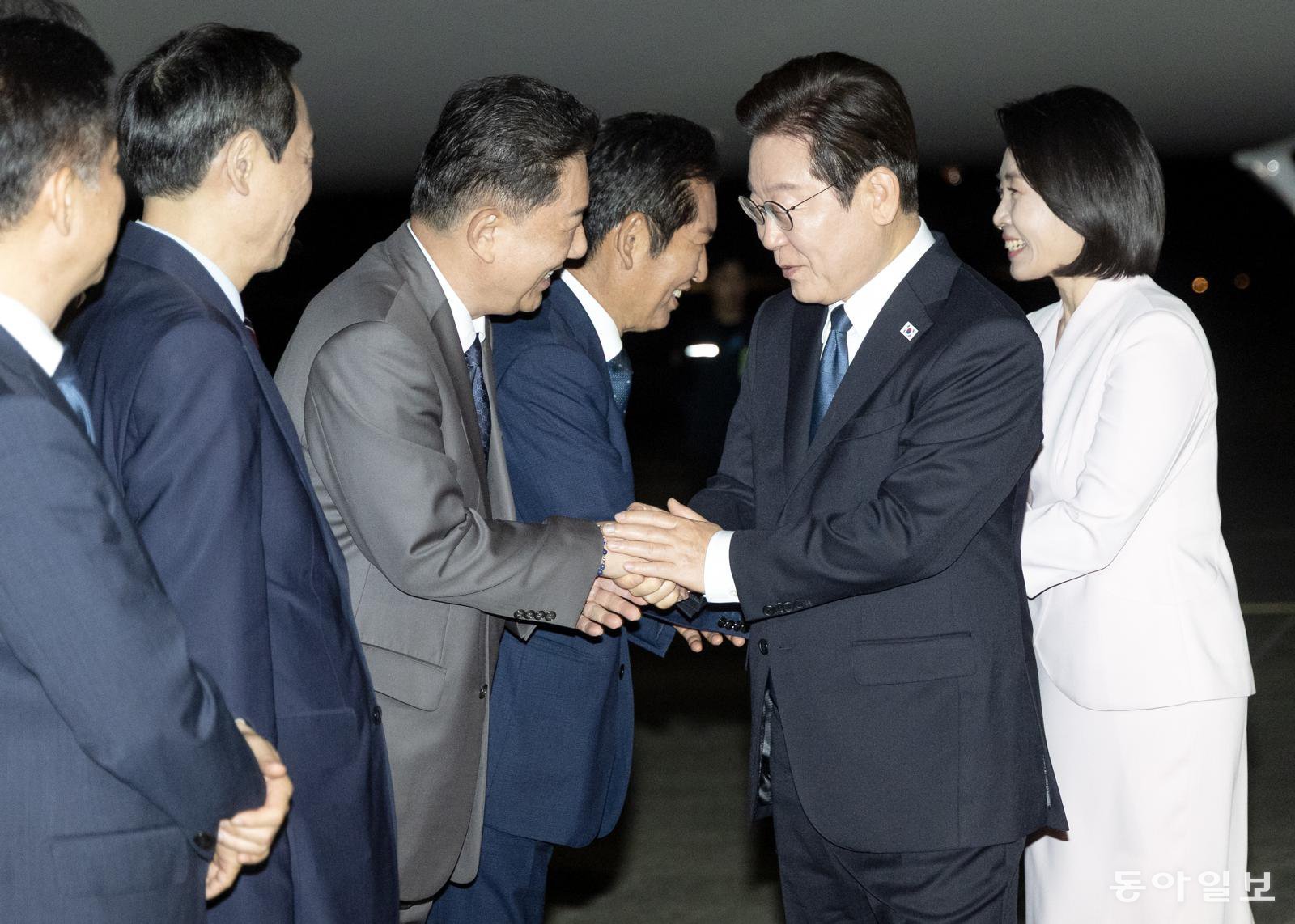 지난해 8월 이재명 대통령이 일본-미국 순방 뒤 귀국해 경기 성남 서울공항에서 김병기 전 더불어민주당 원내대표와 악수하고 있다. 송은석 기자=silverstone@donga.com