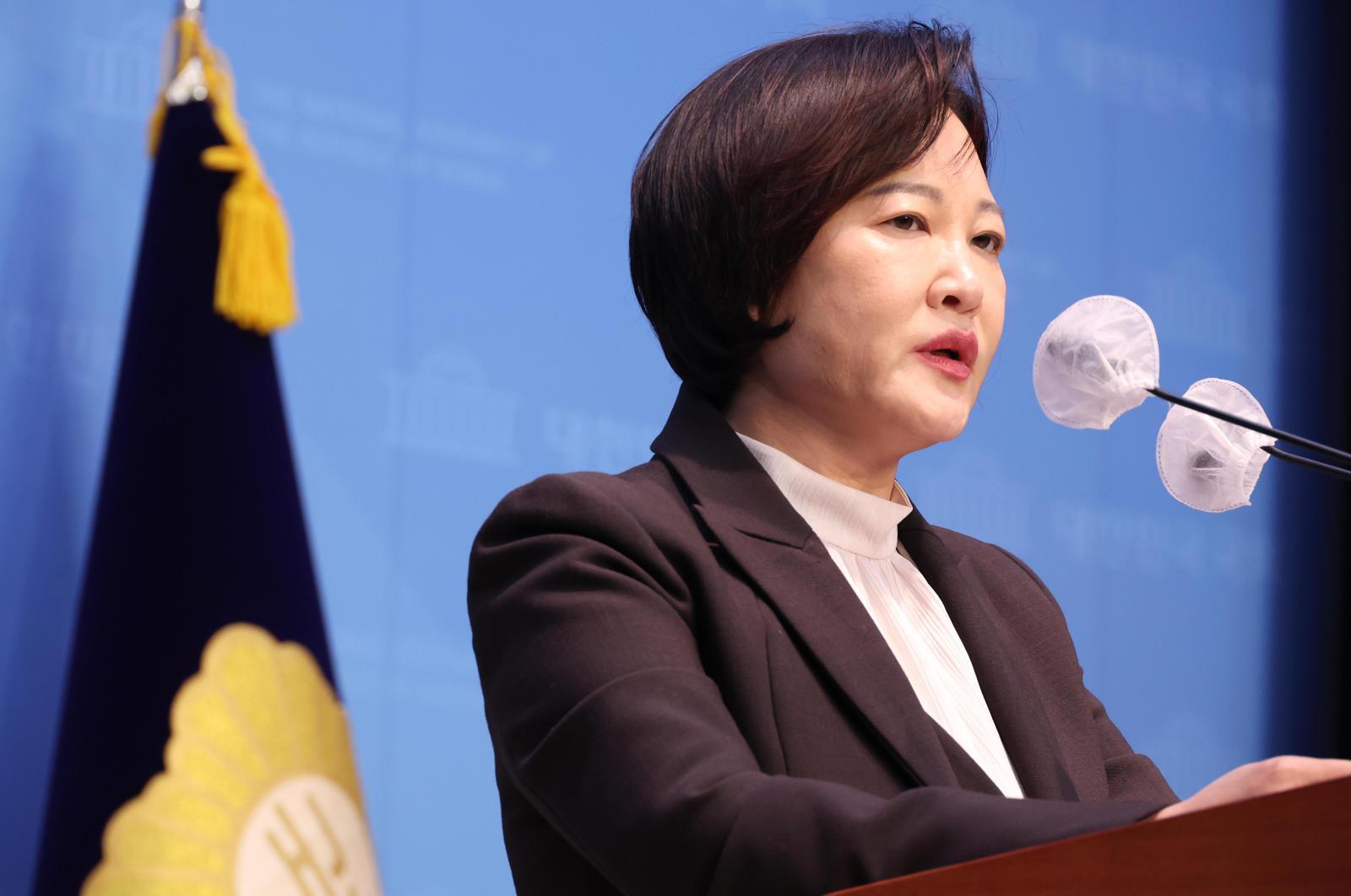 이수진 전 더불어민주당 의원은 2023년 김병기 전 민주당 원내대표 배우자의 공천 헌금 수수 의혹 내용이 담긴 탄원서를 당시 이재명 민주당 대표실 김현지 보좌관에게 전달했다고 주장했다. 뉴시스