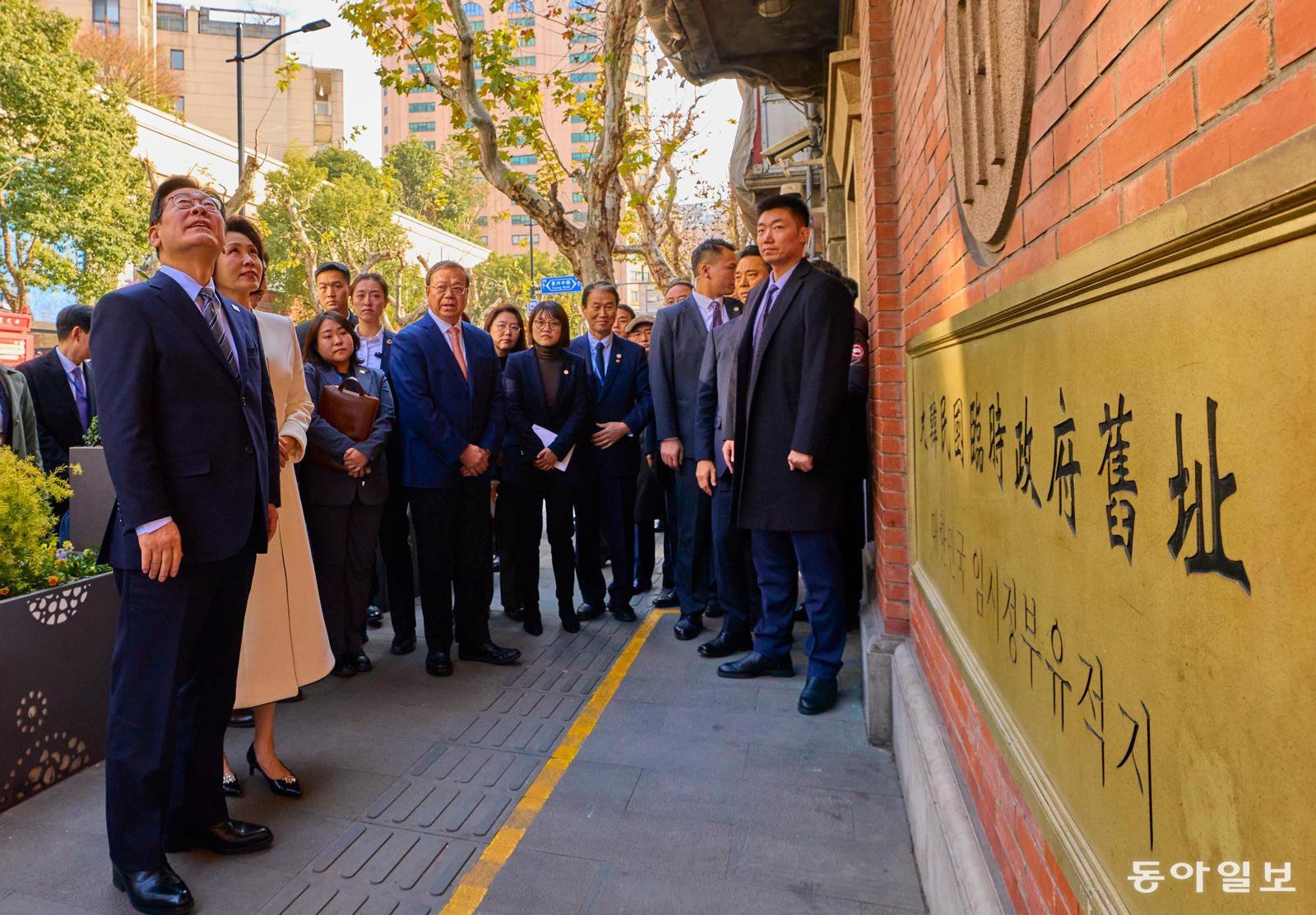 상하이 임정 청사 찾은 李
이재명 대통령과 김혜경 여사가 7일 오후 중국 상하이 임시정부 청사 기념관에서 열린 청사 건립 100주년 기념식에 참석해 건물을 둘러보고 있다. 이 대통령은 이날 “독립과 해방을 향한 중국과 대한민국 구성원들의 치열한 투쟁은 역사에 길이 남아 양국 유대와 연대에 큰 뿌리가 될 것”이라고 했다. 
상하이=송은석 기자 silverstone@donga.com