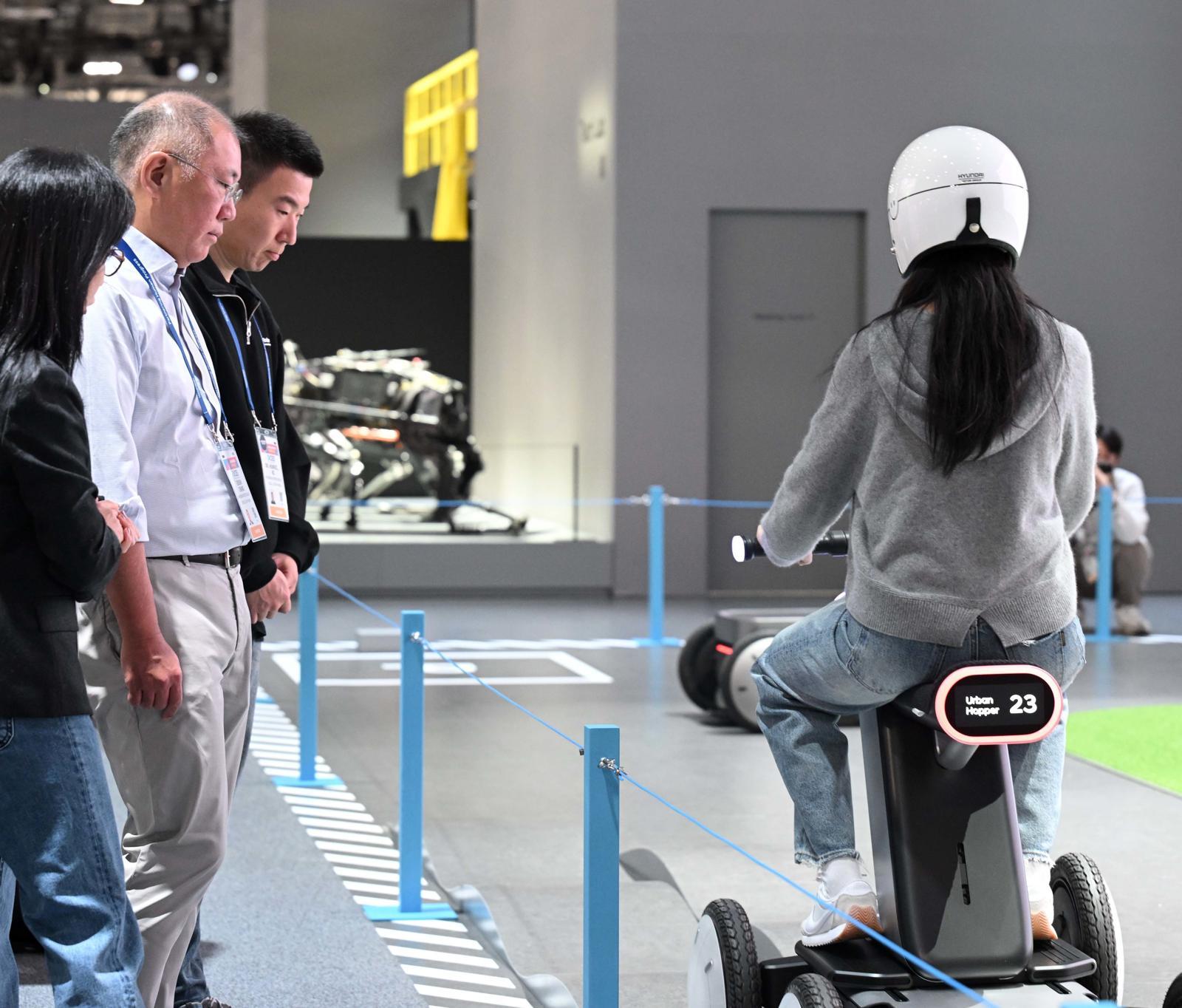 정의선 현대차그룹 회장(왼쪽에서 두 번째)이 6일(현지 시간) 미국 라스베이거스 컨벤션센터에서 열리고 있는 ‘CES 2026’ 현대차그룹 부스를 찾아 인공지능(AI) 모빌리티 로봇 ‘모베드’의 시연을 지켜보고 있다. 라스베이거스=뉴스1