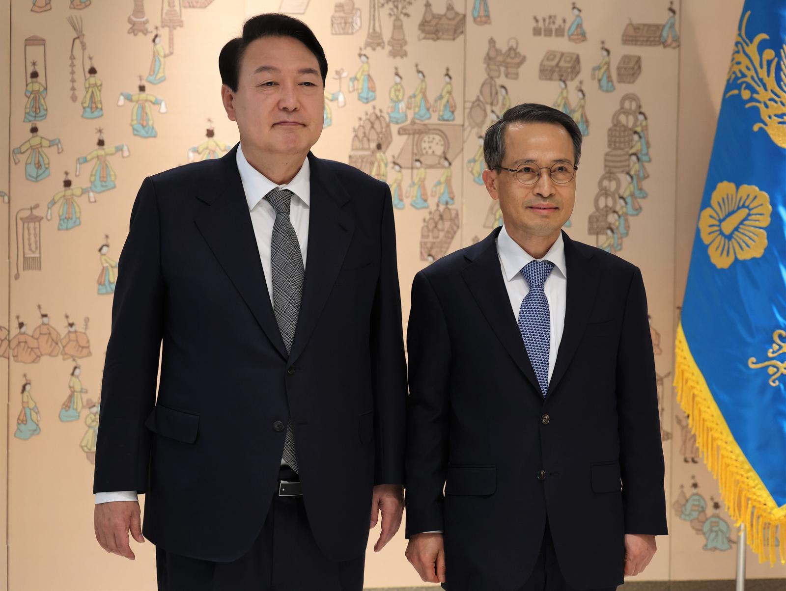 윤석열 전 대통령(왼쪽), 김규현 전 국정원장. 2022.5.27/뉴스1