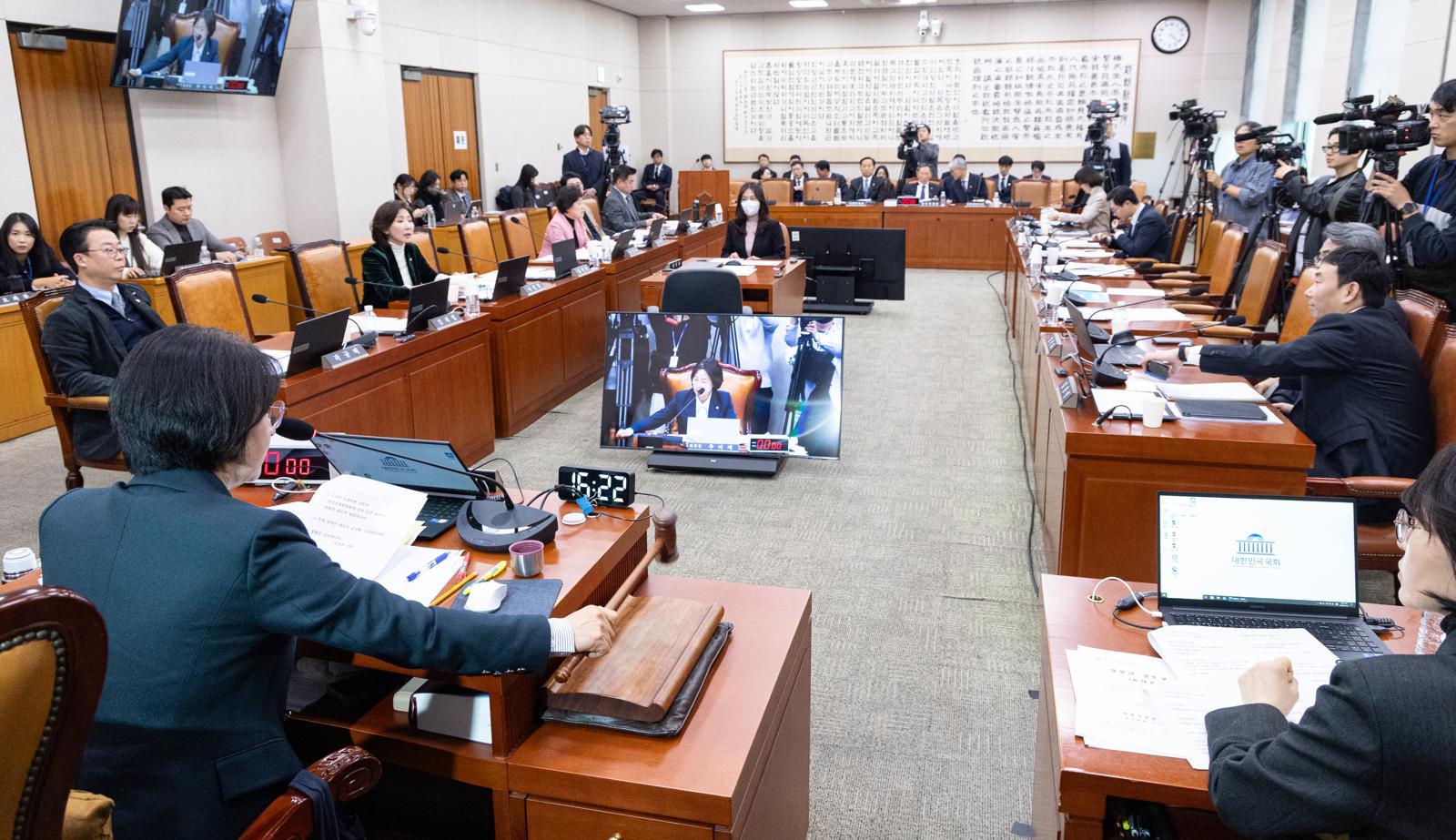 7일 서울 여의도 국회에서 열린 제430회국회(임시회) 법제사법위원회 제3차 전체회의에서 추미애 위원장이 의사봉을 두드리고 있다. 2026.1.7/뉴스1