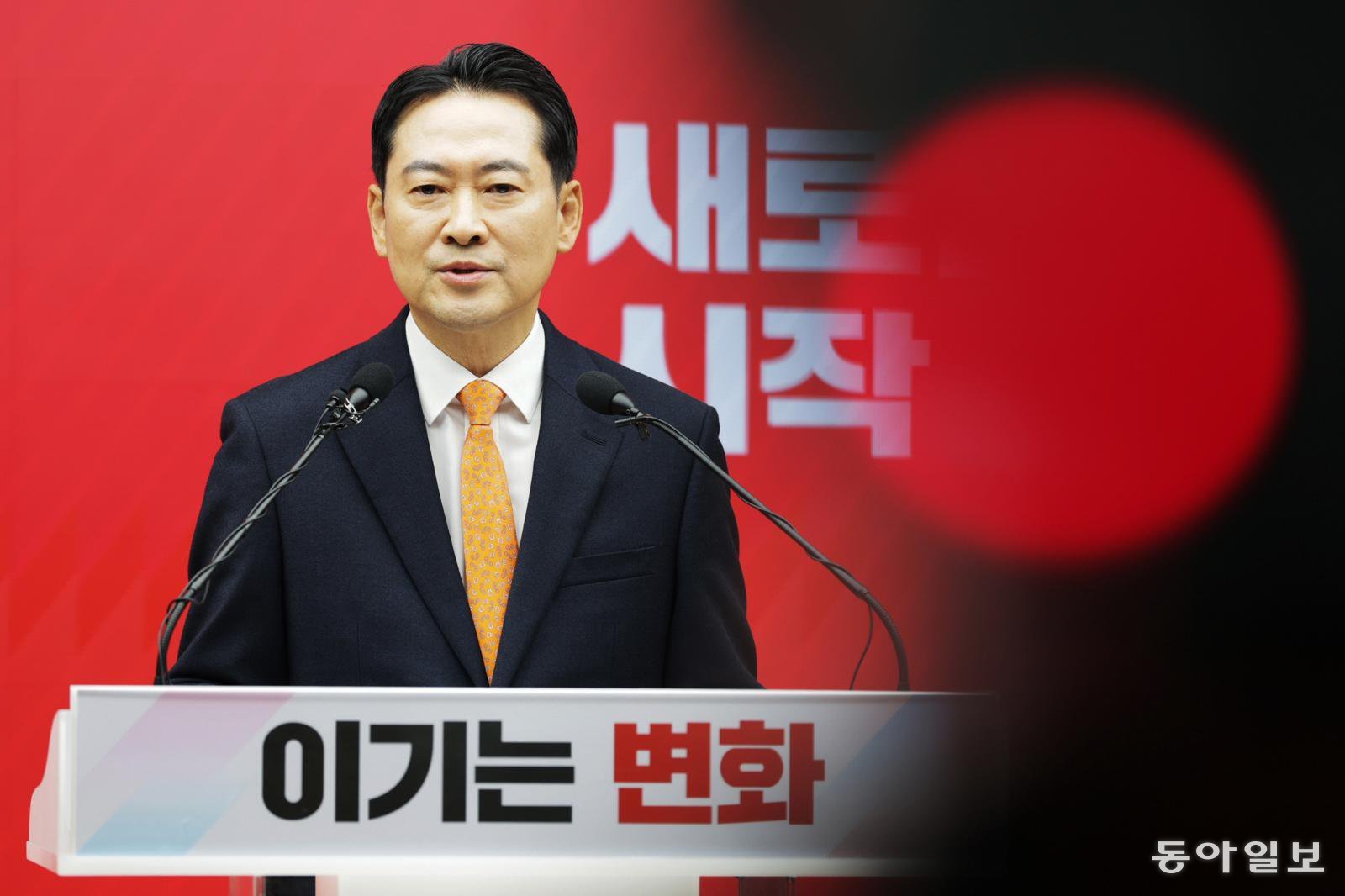 장동혁 국민의힘 대표가 7일 오전 서울 여의도 중앙당사에서 당 쇄신안을 발표하며 12.3 비상계엄에 대해 사과하고 있다. 박형기 기자 oneshot@donga.com