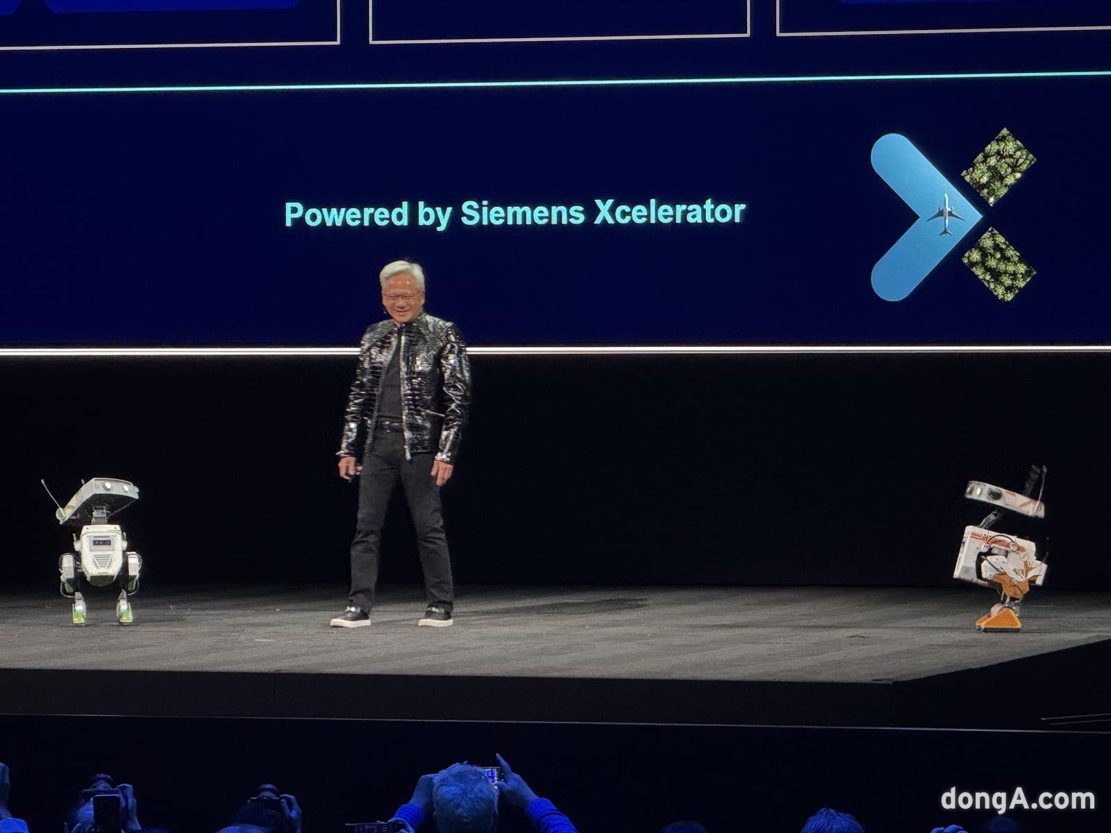 젠슨 황 엔비디아 CEO가 5일(현지시간) 폰테인블루 호텔에서 진행된 CES 2026 언론 공개행사에 참석해 스타워즈 로봇 bdx 드로이드를 소개하고 있다. 정진수 기자  