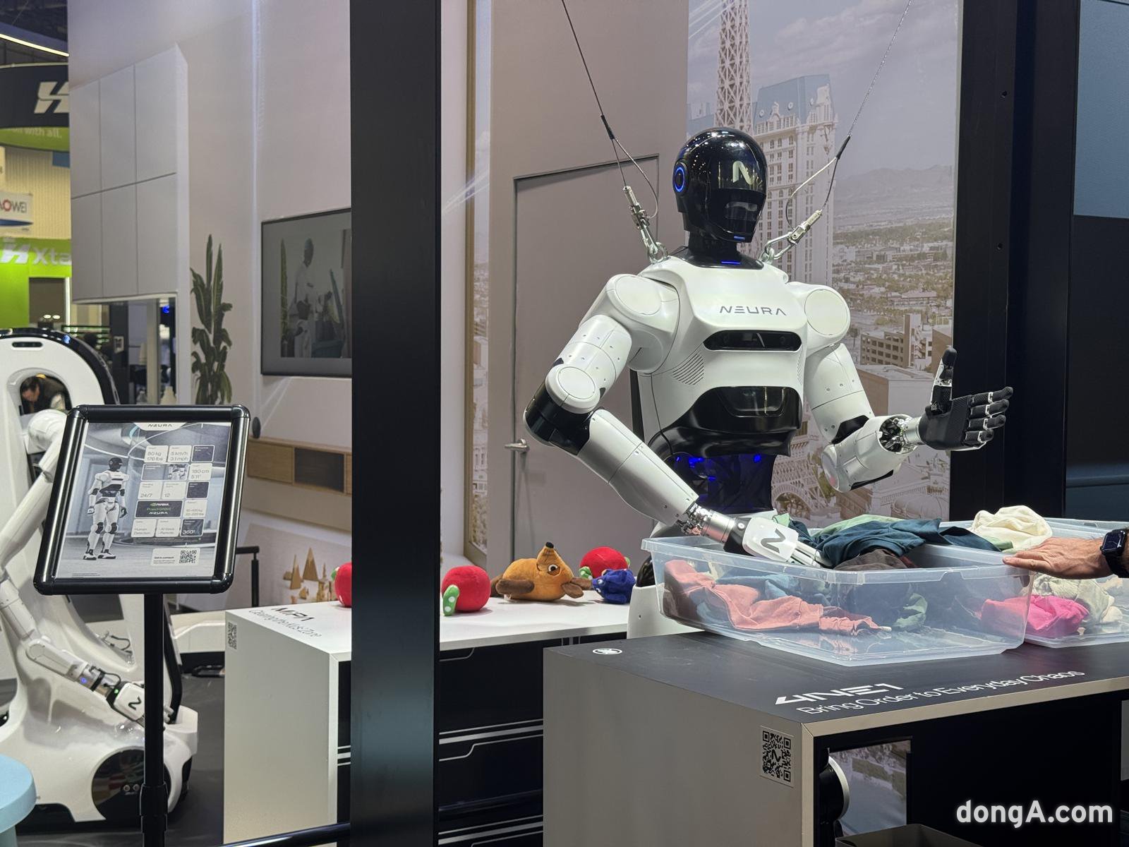 NEURA 로보틱스 3세대 휴머노이드 로봇 4NE1이 옷가지를 정리하고 있다. 정진수 기자