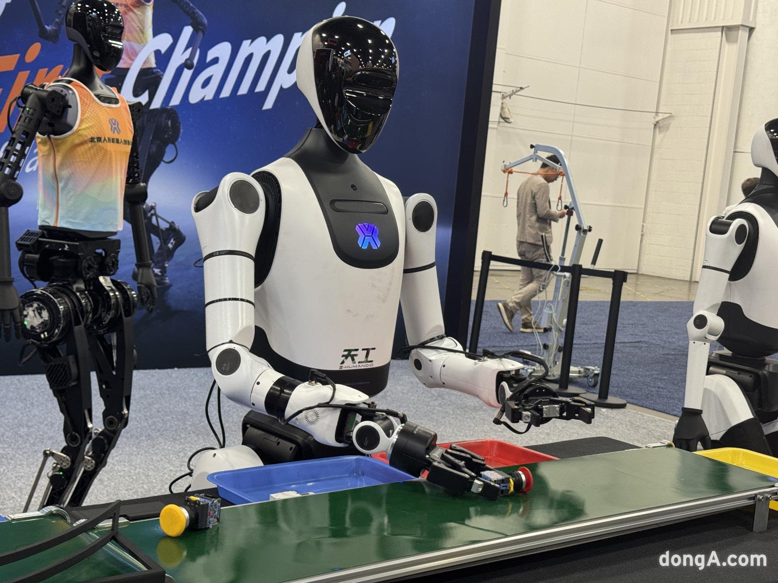 엑스휴머노이드가 부품을 선별하고 있다. 정진수 기자