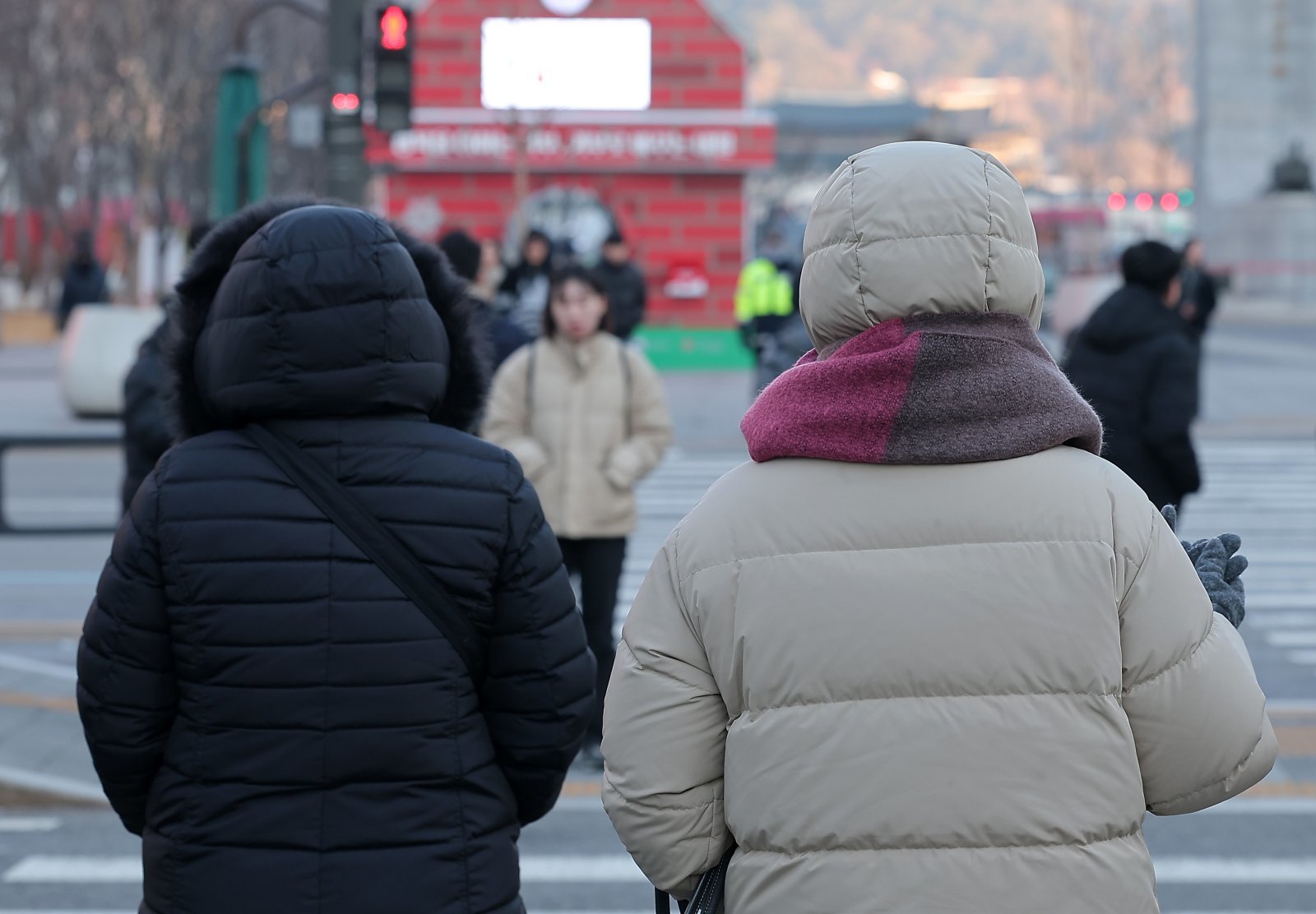 중부 내륙을 중심으로 아침 기온이 크게 떨어지며 영하 10도 안팎의 쌀쌀한 날씨를 보인 6일 오전 서울 종로구 광화문네거리에서 시민들이 출근길 발걸음을 서두르고 있다. 기상청은 이날 아침 최저기온은 -12~0도, 낮 최고기온은 1~9도가 될 것이라며 평년과 비슷하거나 조금 높겠다고 예보했다. 2026.1.6 뉴스1