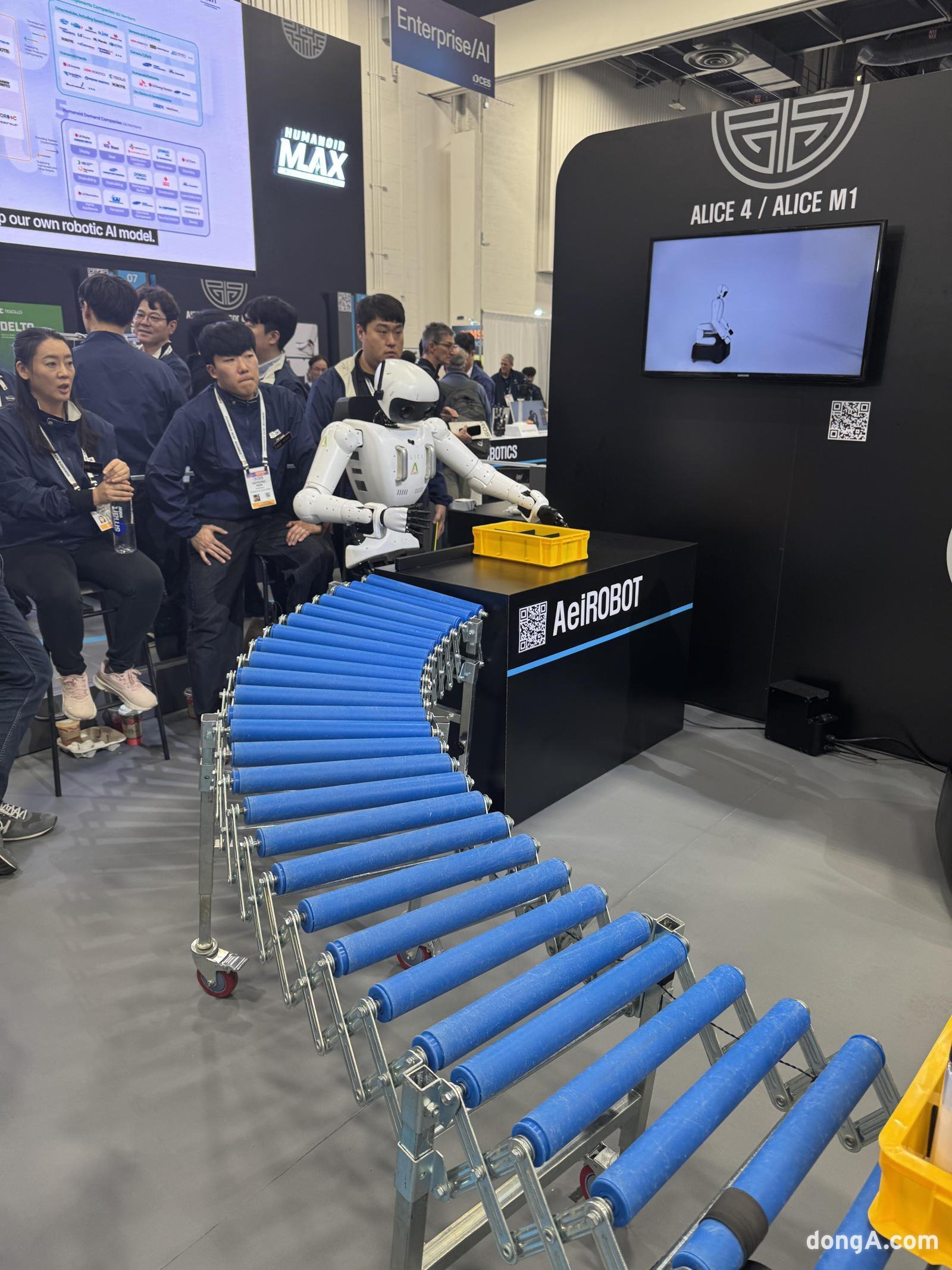 6일(현지시간) 한국 스타트업체가 미국 네바다주 라스베이거스 컨벤션센터 K-스타트업 통합관에서 로봇 시연을 진행하고 있다. 정진수 기자