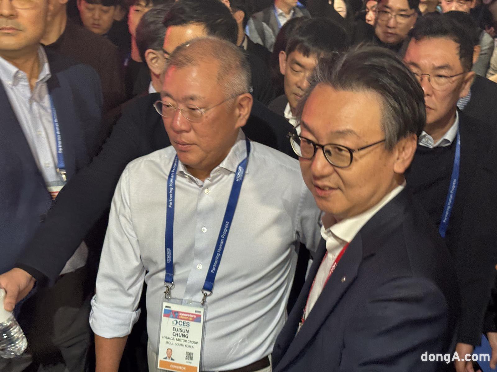 정의선 현대자동차그룹 회장이 6일(현지시간) 미국 네바다주 라스베이거스 컨벤션센터 센트럴 홀에서 LG전자 관계자와 만나고 있다. 정진수 기자