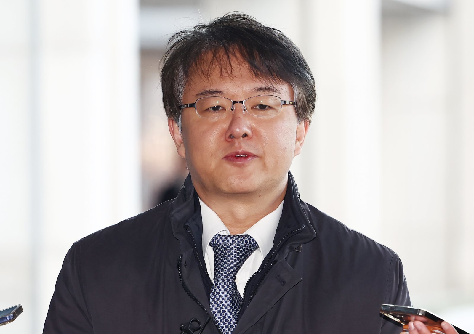 통일교와 신천지의 정교유착 의혹을 수사하는 합동수사본부를 이끌게 된 김태훈 서울남부지검장이 8일 오전 서울 서초구 서울고등검찰청에 마련된 사무실로 출근하며 수사에 임하는 포부를 밝히고 있다. 2026.1.8./뉴스1