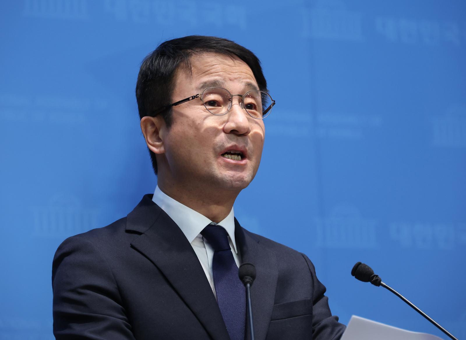 한병도 더불어민주당 의원이 4일 오전 서울 여의도 소통관에서 원내대표 출마 기자회견을 하고 있다. 뉴시스