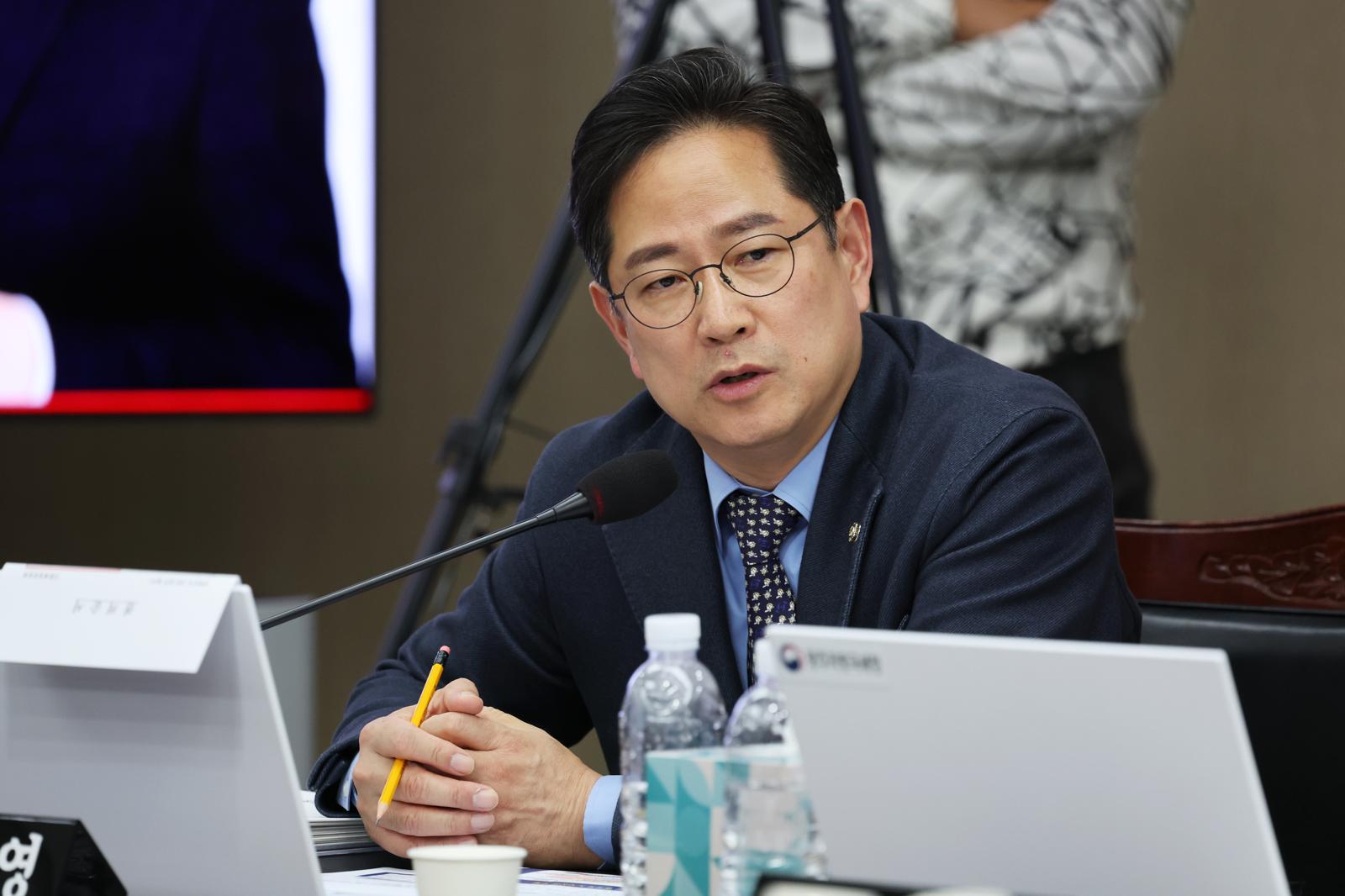 박수영 국민의힘 의원이 24일 정부광주지방합동청사에서 열린 국회 기획재정위원회 광주지방국세청 국정감사에서 질의하고 있다.2024.10.24/뉴스1