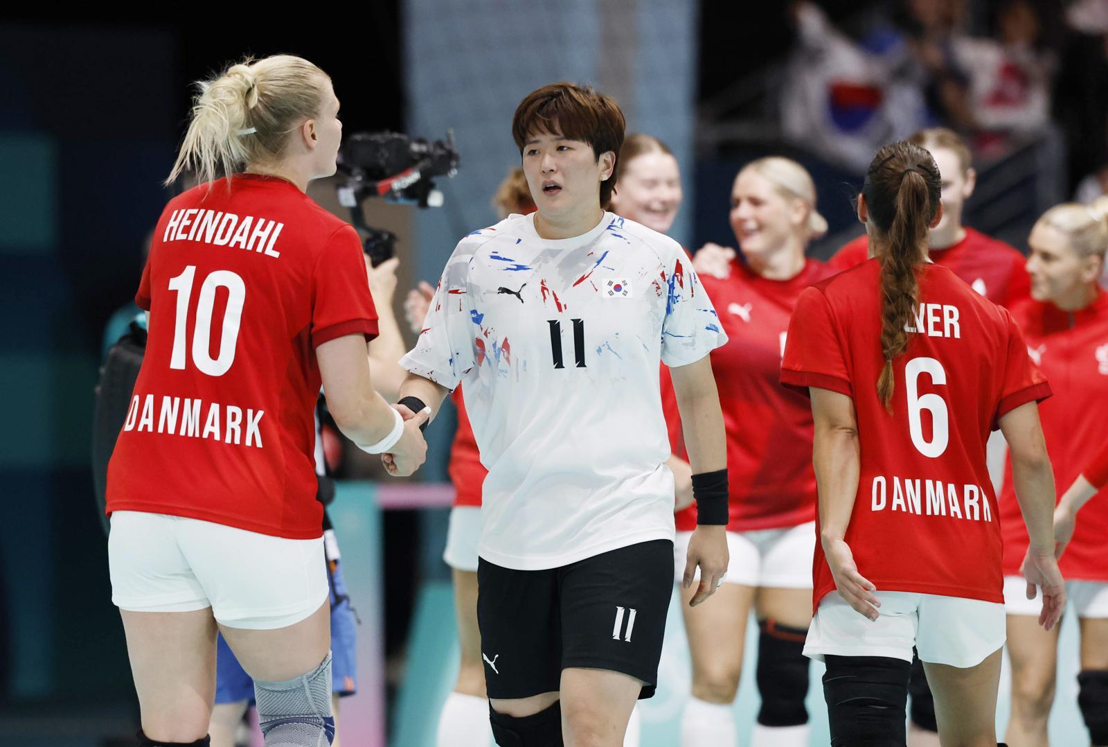 3일(현지시각) 프랑스 파리 사우스 파리 아레나6에서 열린 2024 파리 올림픽 여자 핸드볼 조별리그 A조 한국과 덴마크 경기에서 패배한 한국 류은희가 덴마크 선수들과 인사하고 있다. 2024.08.04. 파리=뉴시스