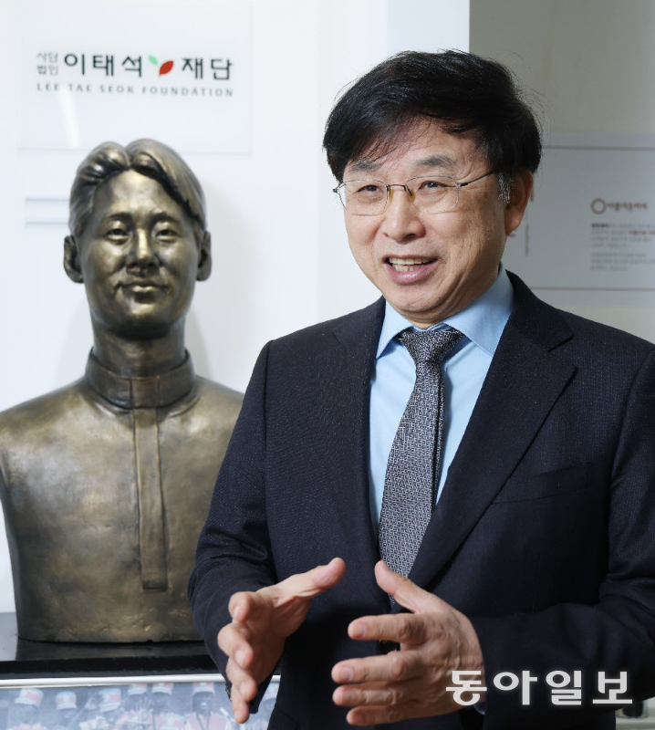 구수환 이사장은 “이태석 신부는 자신이 가진 지식과 의술, 신념과 신앙을 일방적으로 베푸는 게 아니라, 함께 배우고 성장하는 속에서 행복을 느끼고 타인의 존엄을 자신의 삶의 중심에 두는 방식으로 신뢰를 획득한 진정한 리더였다”라며 “국내외에서 이태석 정신, 이태석 리더십을 배우려는 사람이 느는 것도 그런 이유인 것 같다”라고 말했다. 신원건 기자 laputa@donga.com
