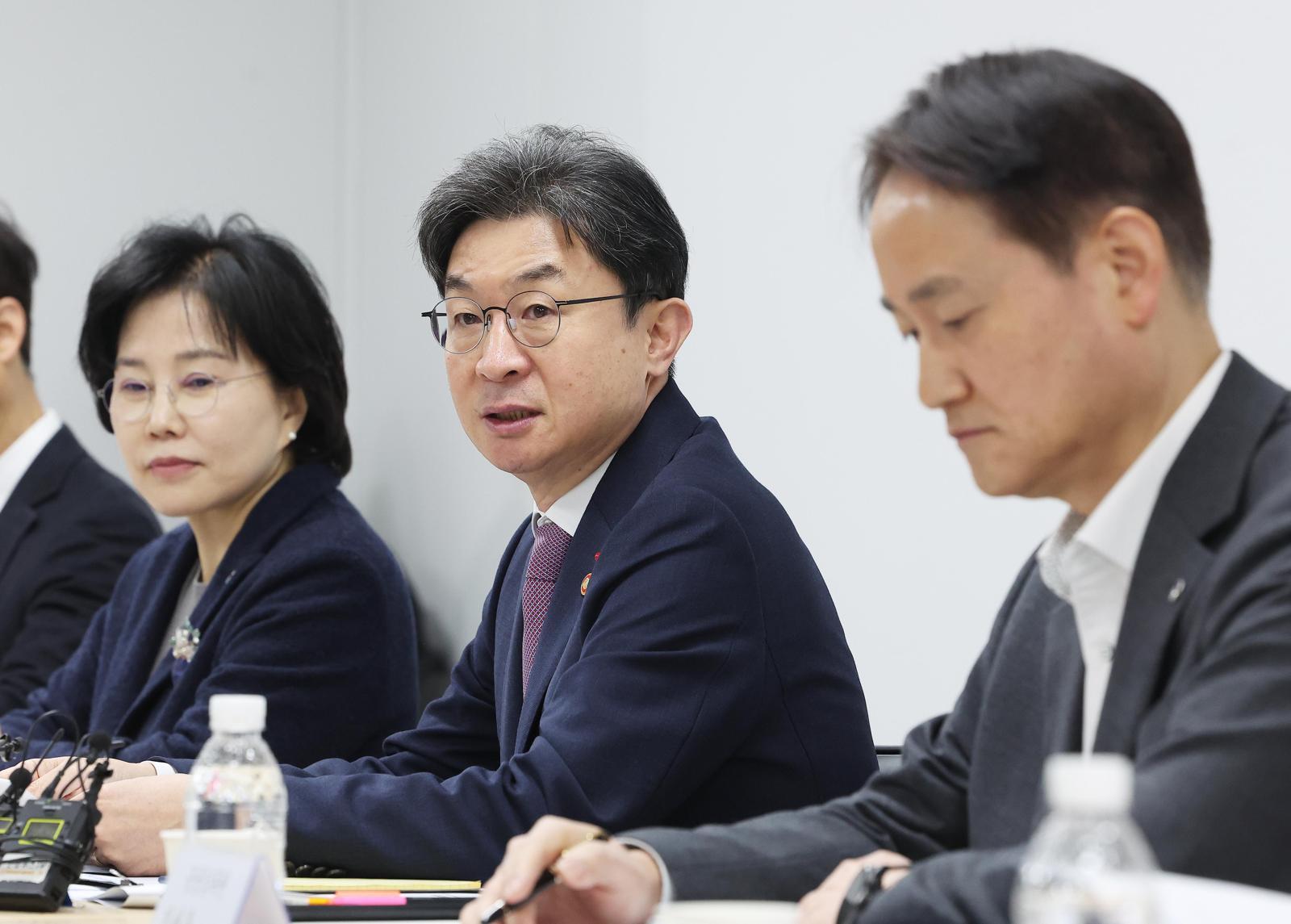 이억원 금융위원회 위원장이 8일 오전 경기 수원시 팔달구 수원서민금융통합지원센터에서 열린 포용적 금융 대전환 제1차 회의에서 발언하고 있다.  2026.01.08. 사진공동취재