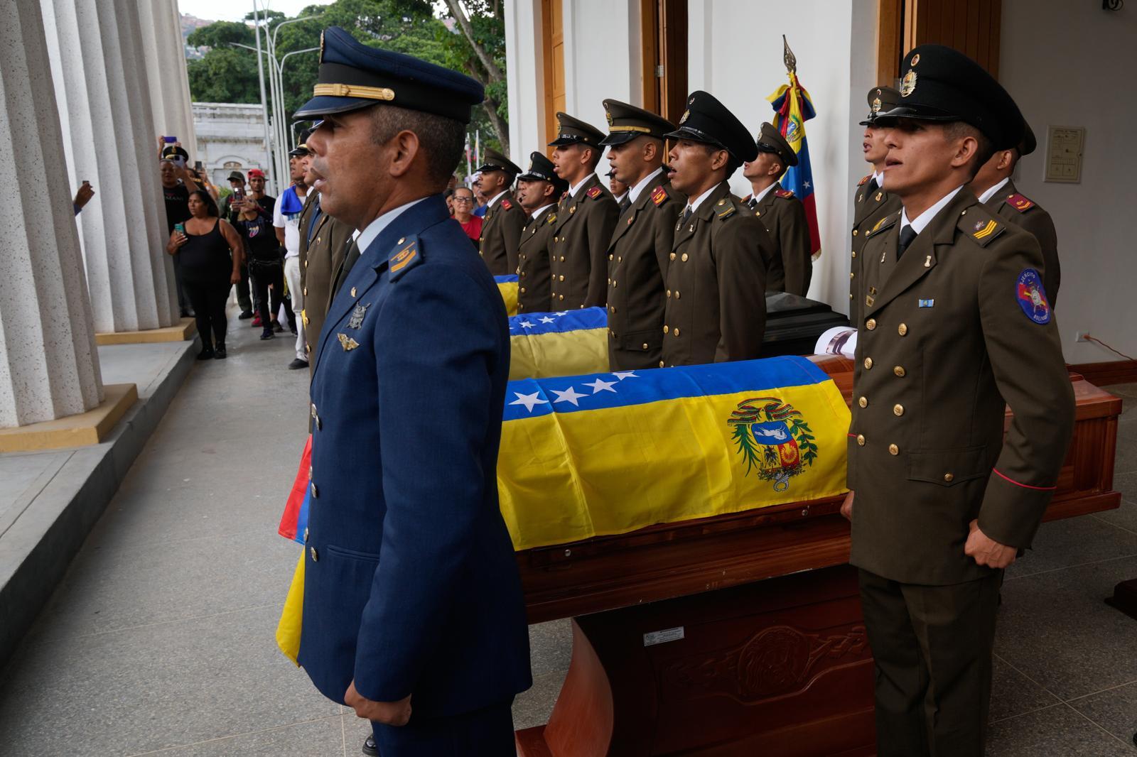 베네수엘라 카라카스에서 미국의 니콜라스 마두로 대통령 부부 체포 작전으로 숨진 베네수엘라 군인들의 장례식이 열리고 있다. 베네수엘라 정부는 미군의 기습 작전으로 숨진 군인들을 추모하는 1주일 간의 국가 애도 기간을 선포했다.  뉴시스