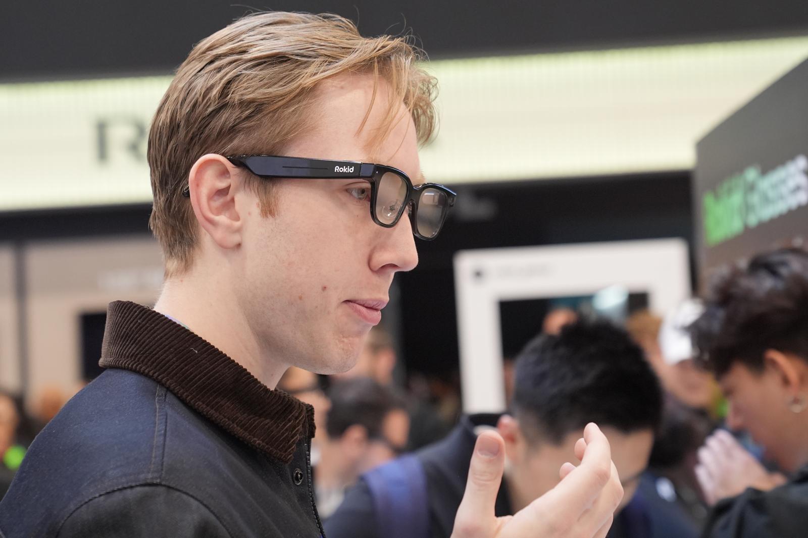 6일(현지 시간) 미 네바다주 라스베이거스에서 열린 세계 최대 가전·정보기술(IT) 박람회 ‘CES2026’에서 한 남성이 로키드(Rokid)의 스마트 안경 ‘로키드 AR’을 체험하고 있다. 2026.01.07 [라스베이거스=AP/뉴시스]