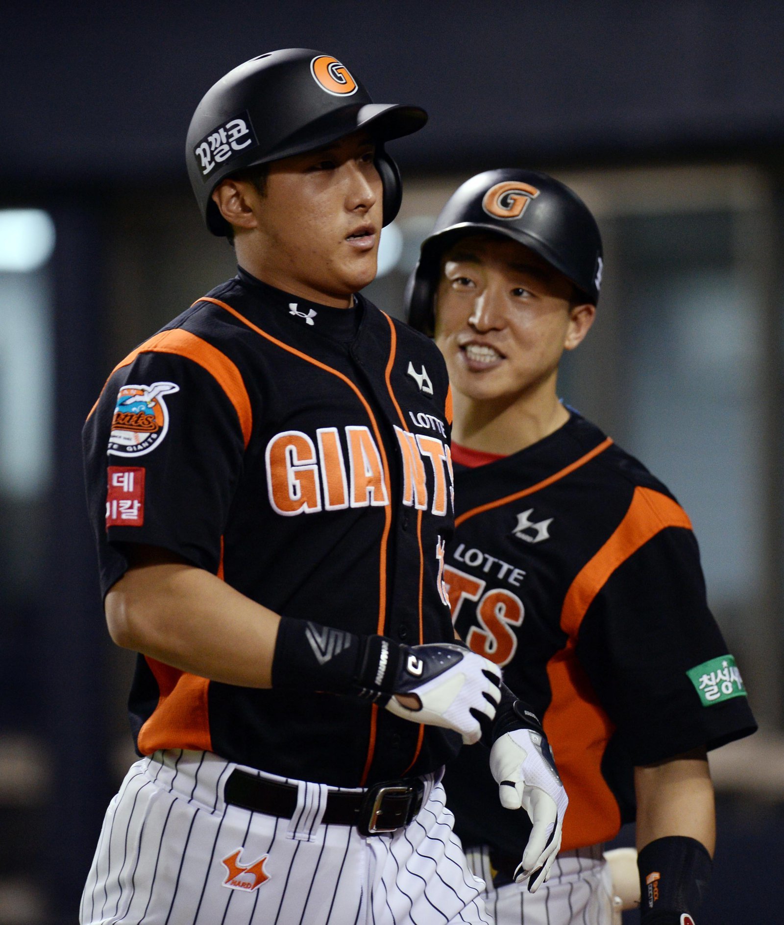 31일 오후 서울 잠실야구장에서 열린 2014 한국야쿠르트 세븐 프로야구 LG 트윈스와 롯데 자이언츠의 경기에서 9회초 1사 롯데 황재균이 좌월 솔로 홈런을 날리고 손아섭의 축하를 받고 있다. 2014.08.31 뉴시스