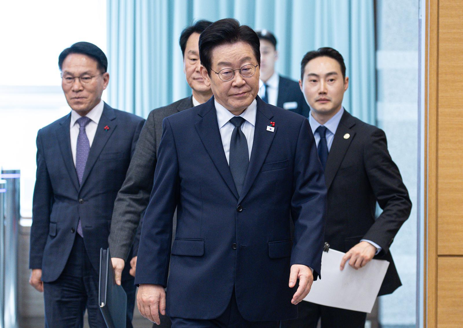 이재명 대통령이 8일 청와대에서 열린 수석보좌관회의에 입장하고 있다. 뉴스1