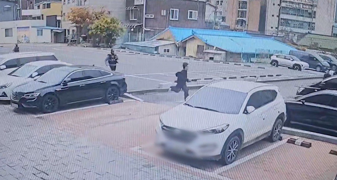 경찰(왼쪽)이 불법체류자(오른쪽)를 붙잡기 위해 뒤를 쫓아 달리는 모습. ⓒ뉴시스