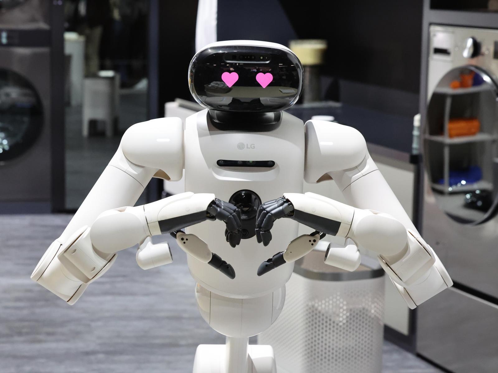 세계 최대 IT(정보기술)·가전 전시회 ‘CES 2026’ 개막을 하루 앞둔 5일(현지시간) 미국 네바다주 라스베이거스 컨벤션센터(LVCC)에서 열린 LG전자 사전 부스투어에서 AI 홈로봇 ‘LG 클로이드’가 손하트를 만들고 있다. 2026.1.6 라스베이거스=뉴스1