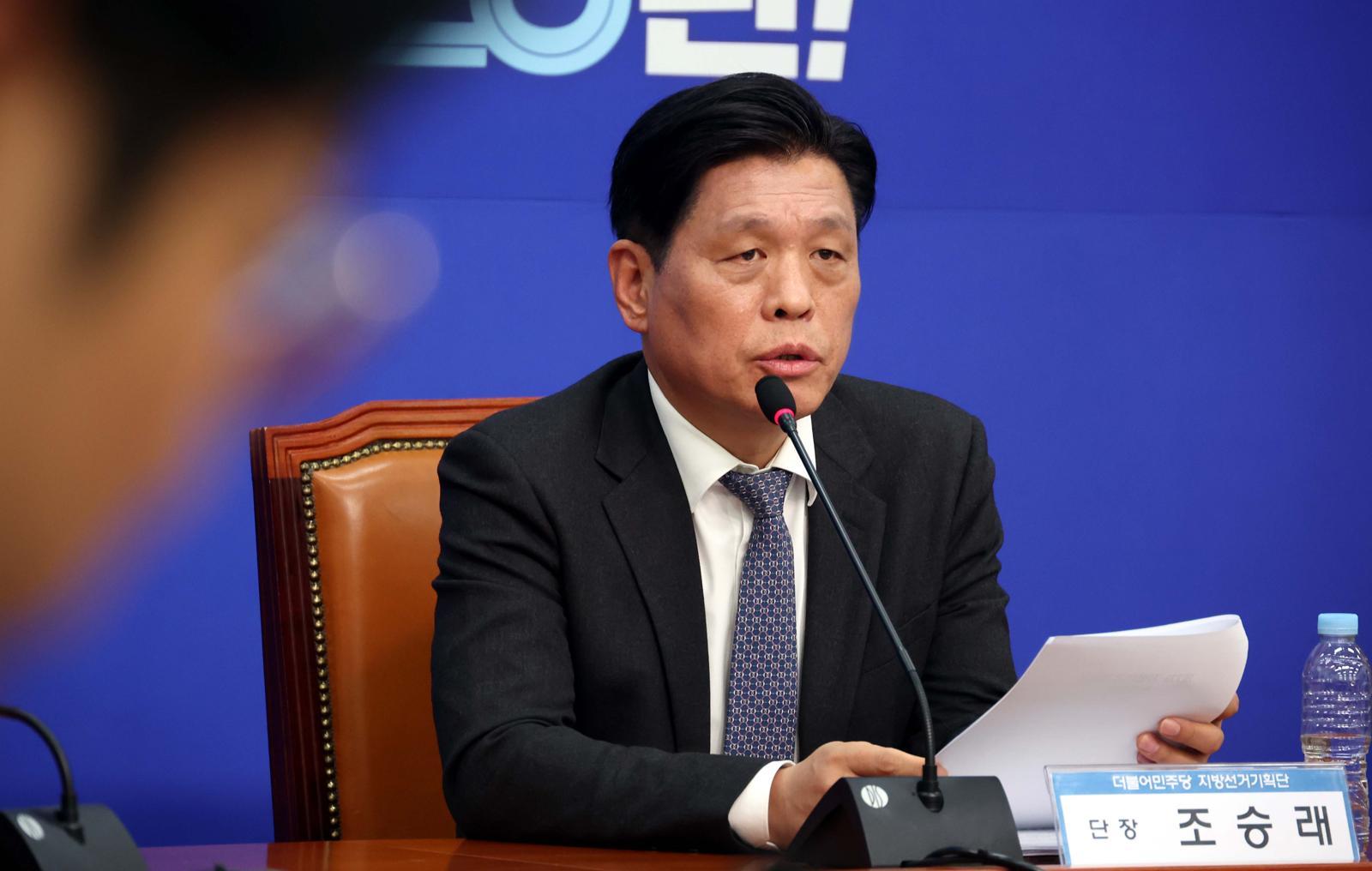 조승래 더불어민주당 지방선거기획단 단장이 8일 오전 서울 여의도 국회에서 열린 비공개 지방선거기획단 회의를 마치고 회의 내용을 브리핑하고 있다. 2026.01.08. 뉴시스