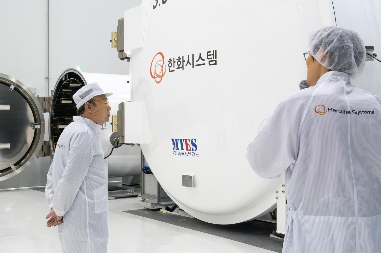 김승연 한화그룹 회장이 8일 한화시스템 제주우주센터 내 진공상태, 극저온(-180℃), 극고온(150℃) 환경을 모사한 우주환경 시험장을 살펴보고 있다. 뉴스1 (한화그룹 제공)