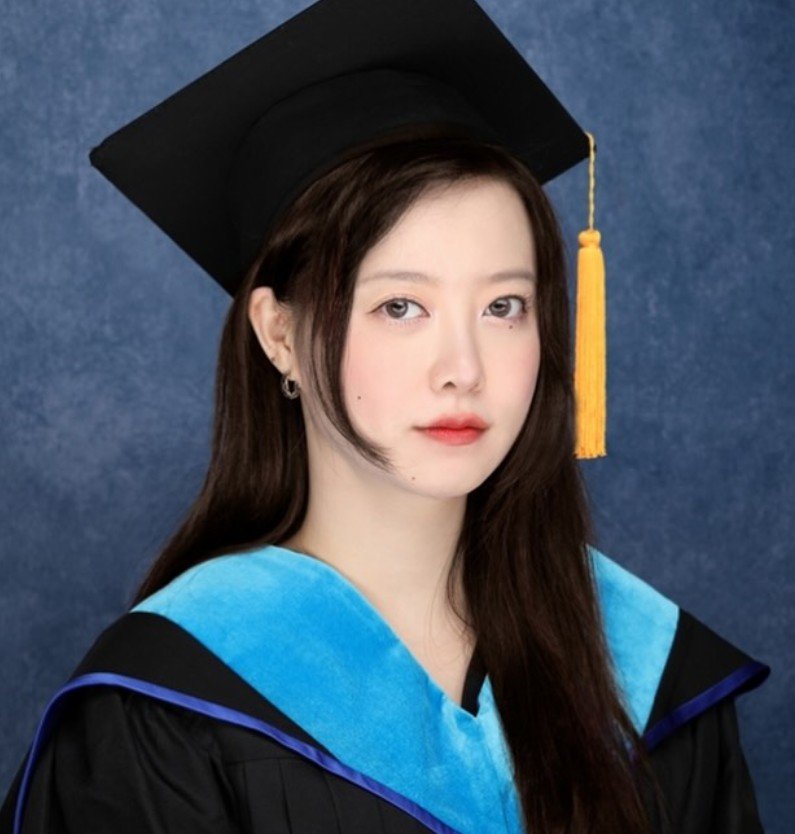 석사모를 쓴 배우 구혜선. 배우 구혜선 인스타그램