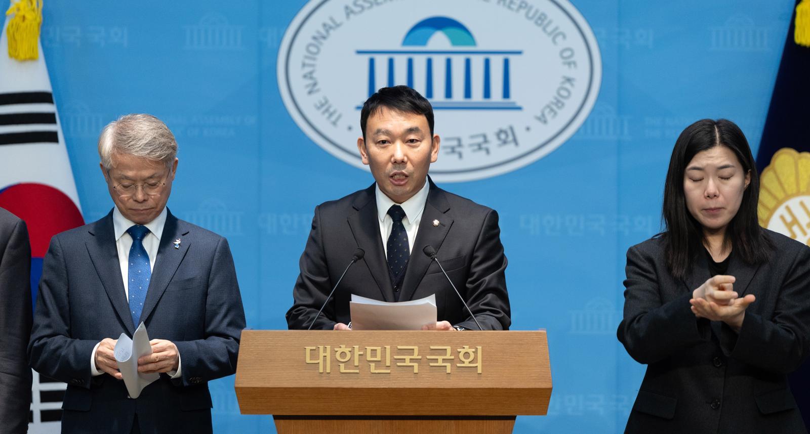 김용민 더불어민주당 의원이 8일 서울 여의도 국회 소통관에서 바람직한 검찰개혁 추진을 촉구하는 기자회견을 하고 있다. 뉴스1