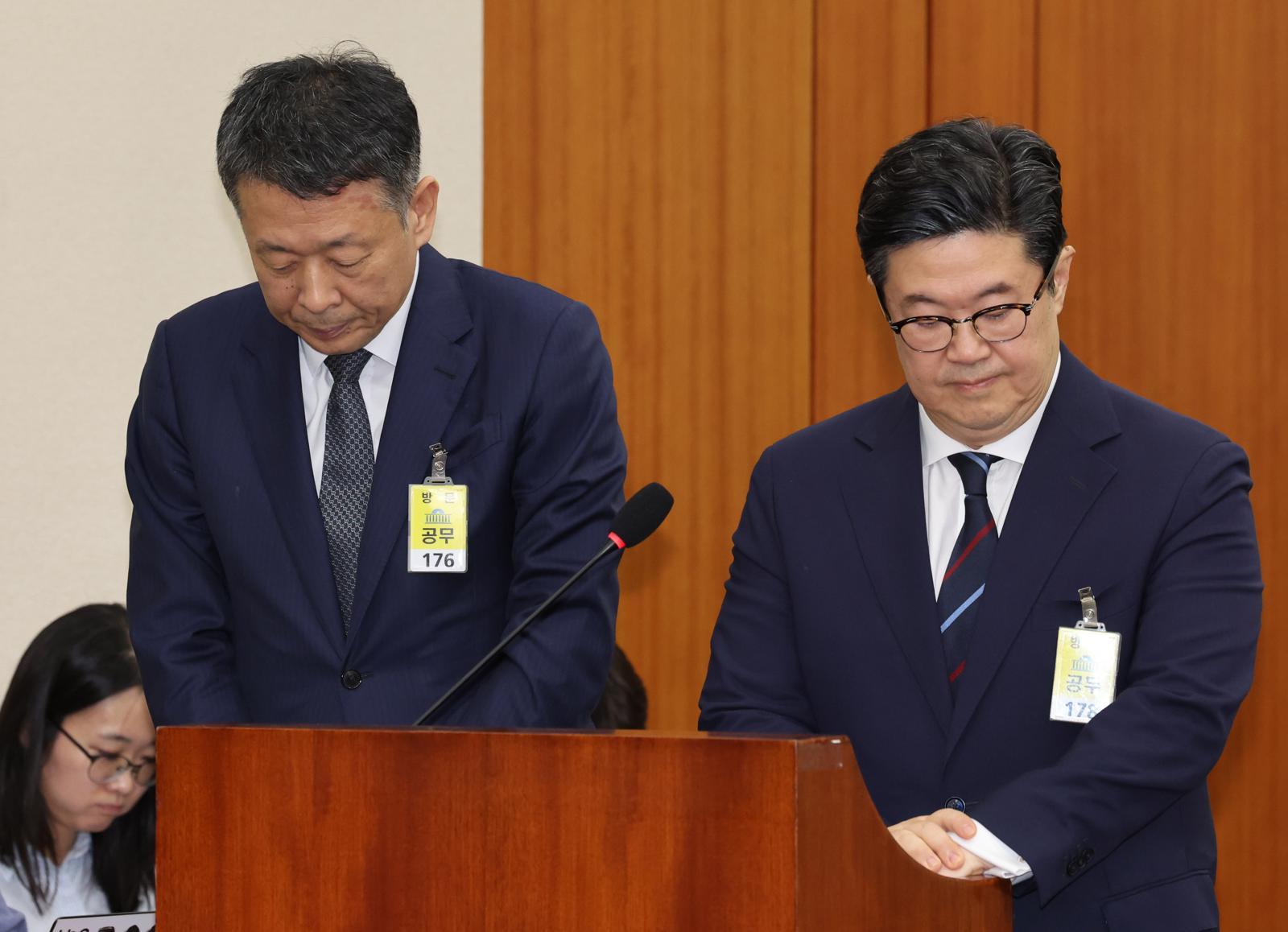김광일(왼쪽) 홈플러스 대표이사와 김병주 MBK파트너스 회장이 14일 오후 서울 여의도 국회에서 열린 정무위원회 국정감사에서 나란히 증언대 앞에 나와 고개를 숙이고 있다. 뉴시스