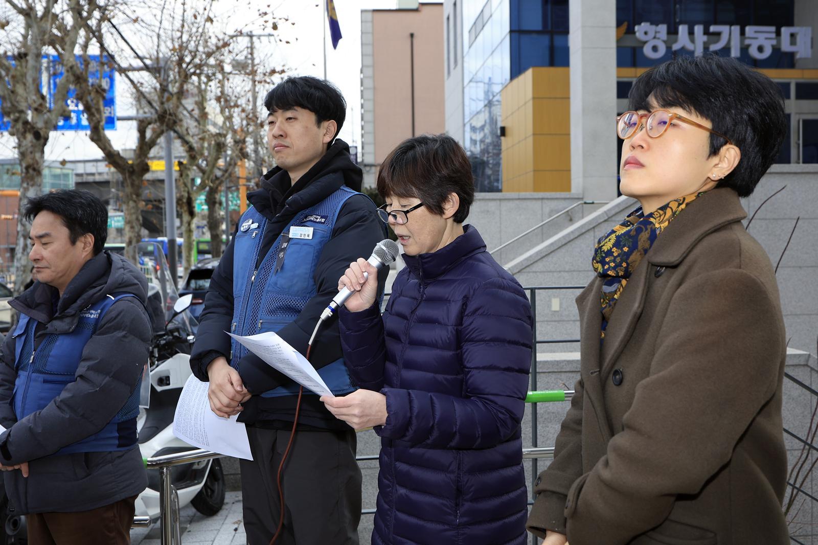 2020년 쿠팡 물류센터에서 과로로 숨진 고(故) 장덕준 씨의 모친 박미숙 씨가 지난 6일 오후 서울시 마포구 월드컵북로 서울경찰청 형사기동대로 참고인 조사 출석에 앞서 유족 발언을 하고 있다. 왼쪽 두 번째는 강민욱 택배노조 쿠팡본부 준비위원장. 2026.1.6/뉴스1