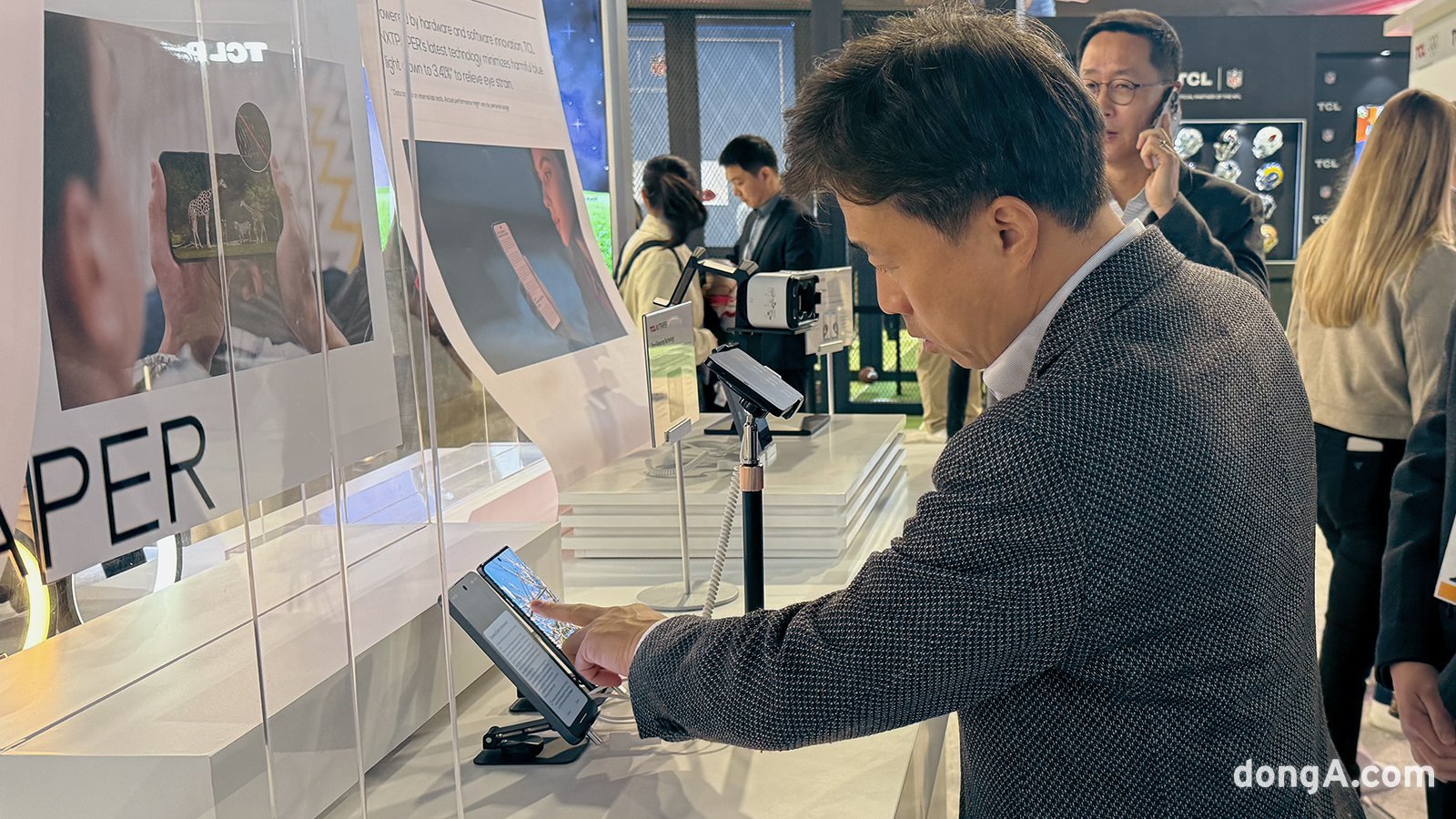 첨단기술 및 시장 동향 파악을 위해 CES 2026 현장을 살펴보고 있는 곽노정 대표이사 사장