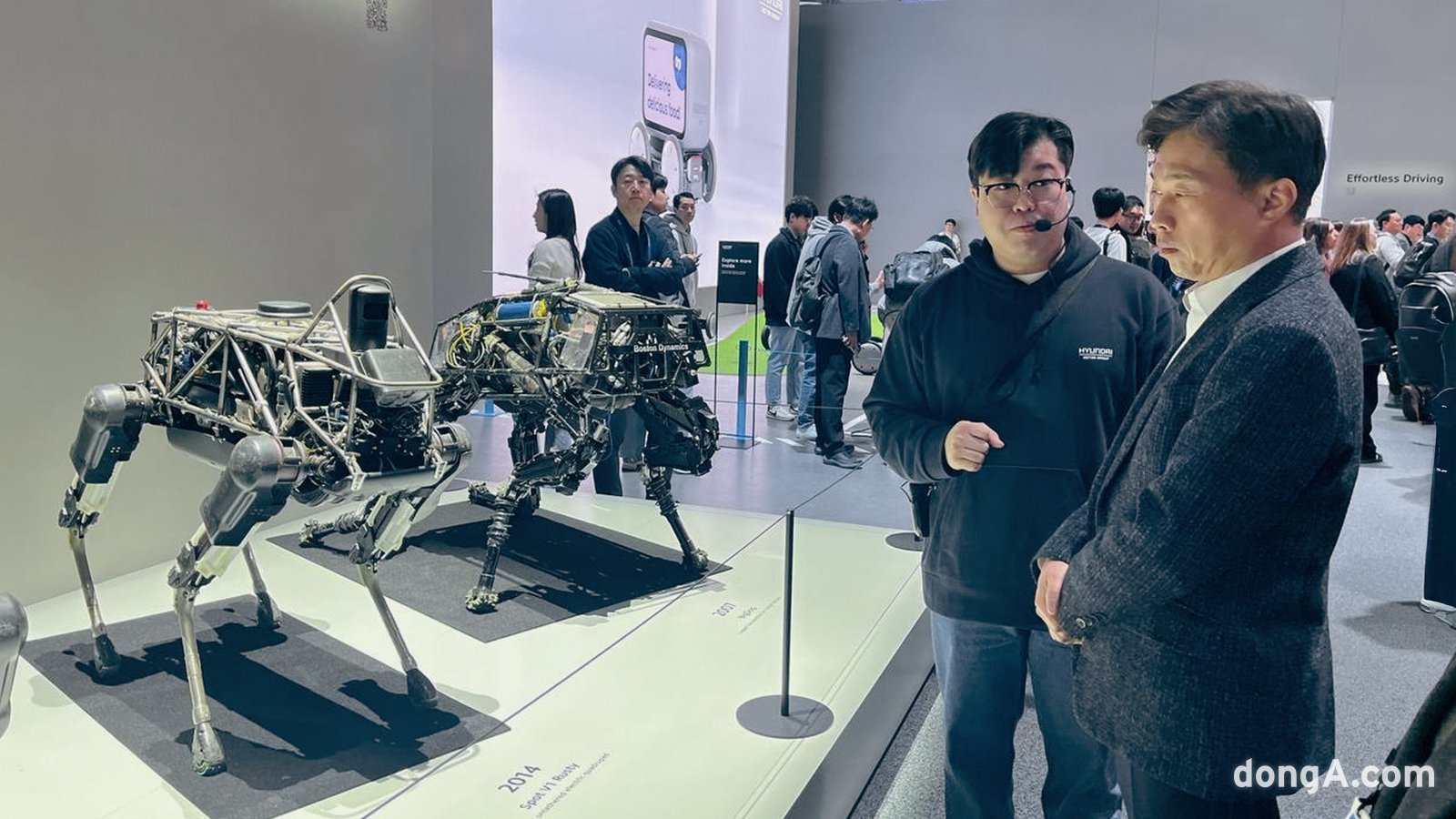 첨단기술 및 시장 동향 파악을 위해 CES 2026 현장을 살펴보고 있는 곽노정 대표이사 사장