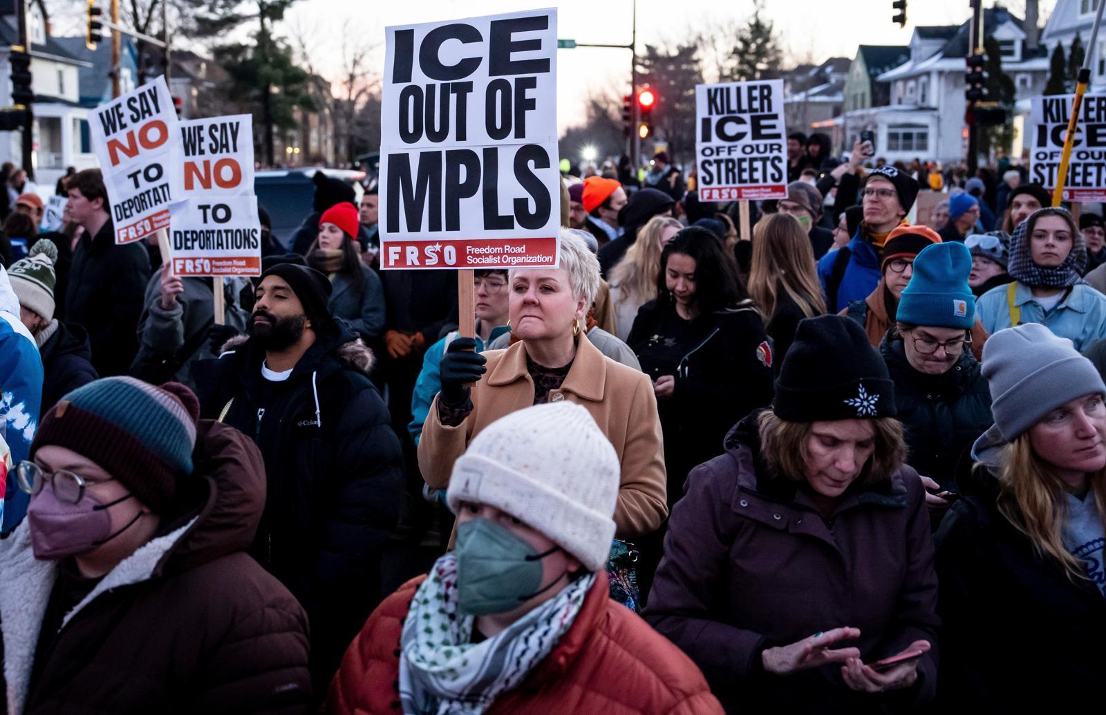 ICE 총격에 백인여성 사망… 다시 불붙은 ‘反트럼프’ 시위