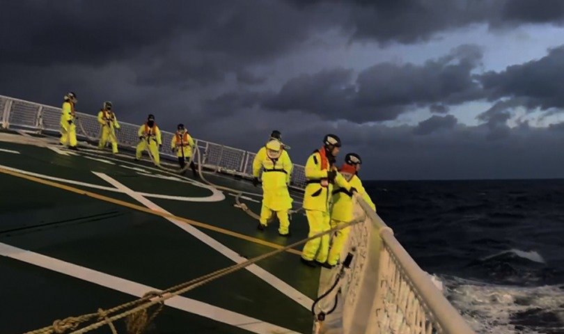 원거리 조업선 예인하는 동해해경. 2026.1.8. 동해해경 제공