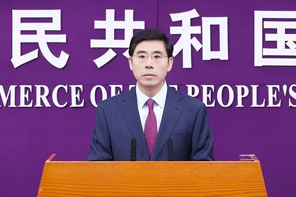 허야둥 중국 상무부 대변인이 23일 정례 브리핑에서 취재진의 질문에 답하고 있다. 출처=중국 상무부 홈페이지