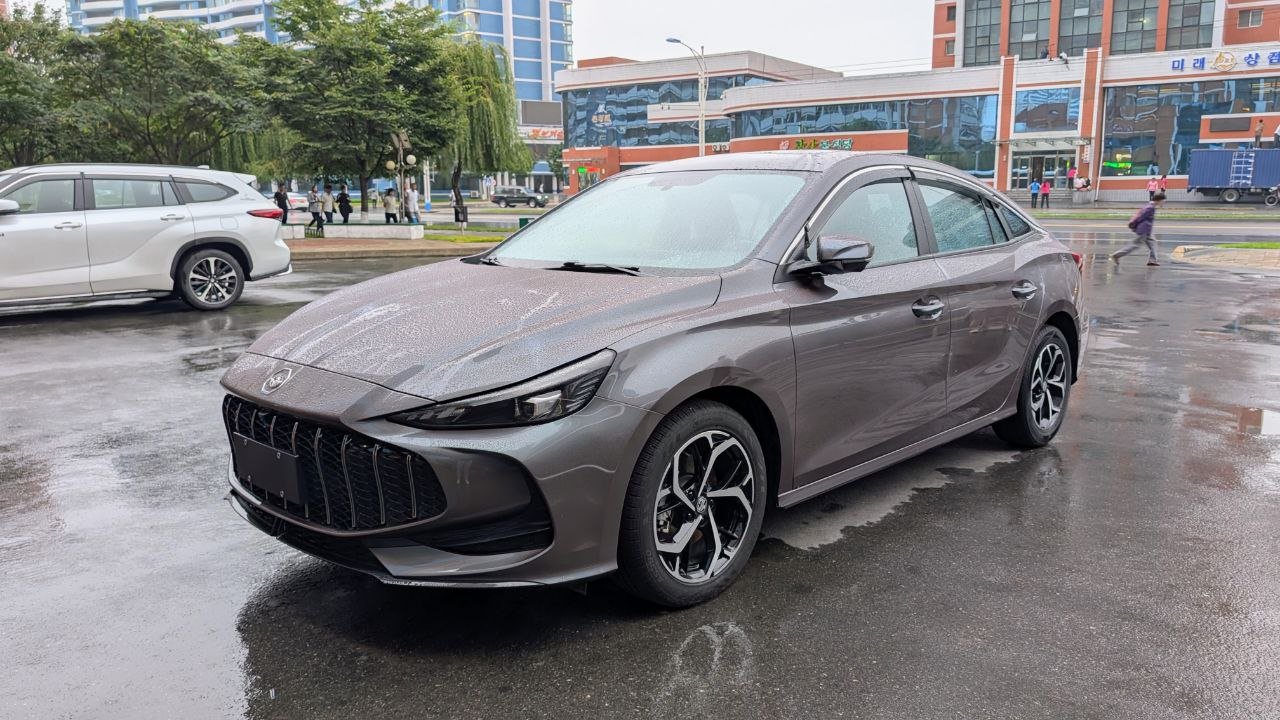 북한에서 포착된 북한 자동차 브랜드 ‘천리마’ 로고가 붙어있는 차량. 텔레그램 캡처