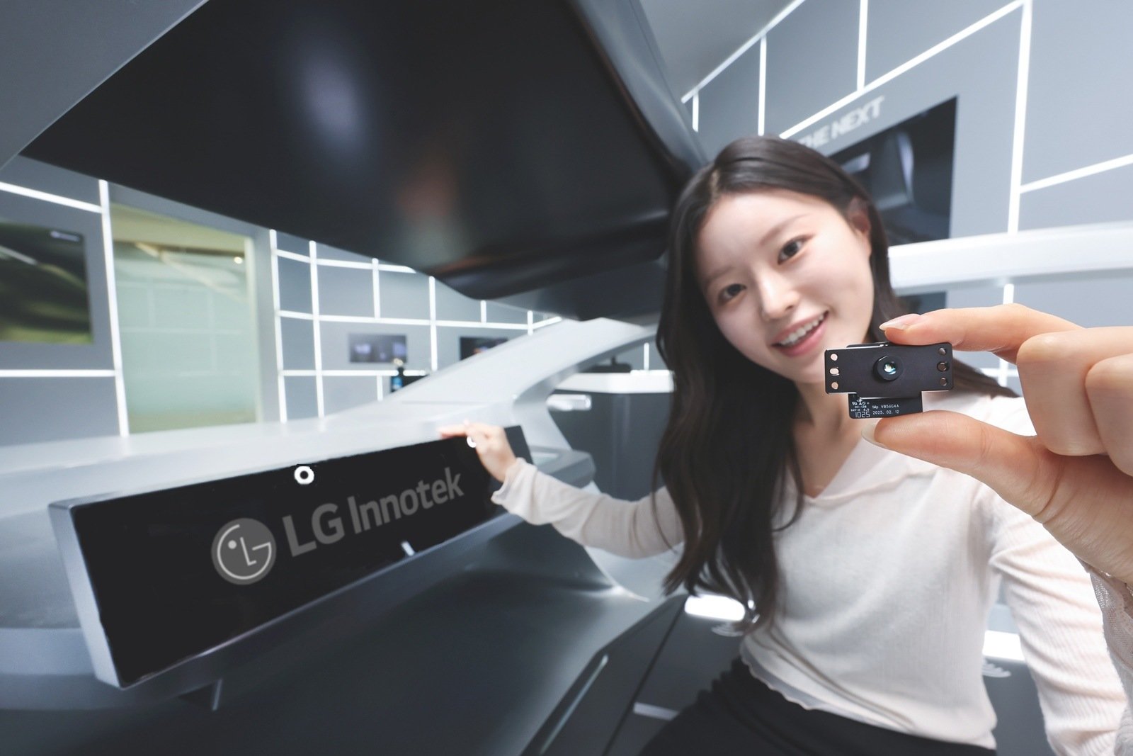 LG이노텍이 CES 2026에서 최초로 공개한 ‘차세대 언더 디스플레이 카메라 모듈’ / 출처=LG이노텍