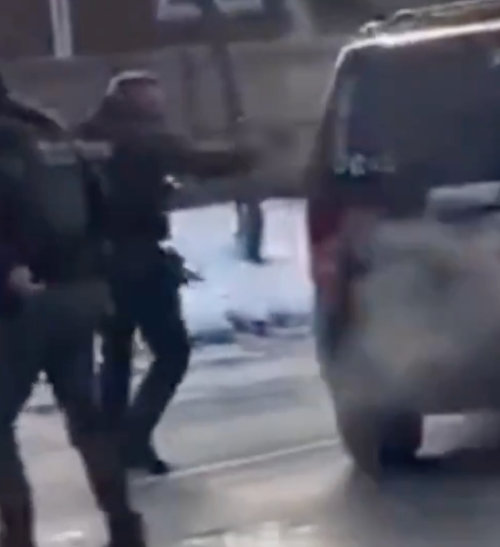 7일 SNS에 올라온 미국 미네소타주 미니애폴리스 여성 운전자 총격 사망 관련 동영상. ICE 요원이 대치 중 현장을 빠져나가려던 차량 안의 러네이 니콜 굿에게 총격을 가했다. 사진 출처 ‘X’