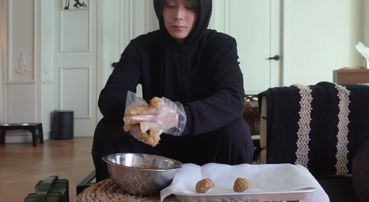 가수 던이 유튜브 채널에 두바이쫀득쿠키를 직접 만들어보는 영상을 공개했다. DAWN 유튜브 채널 캡처