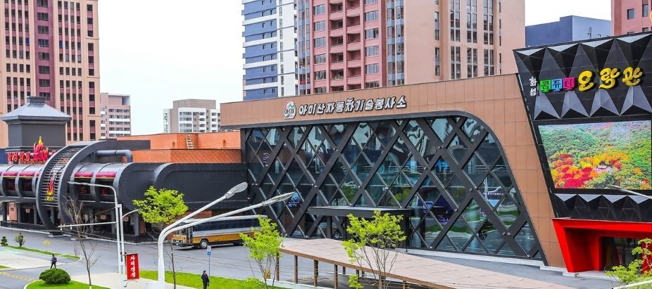 평양 화성신도시 ‘아미산 자동차 기술 봉사소’. 북한에서 제일 큰 차량 및 오토바이 판매점이다. 노동신문 뉴스1