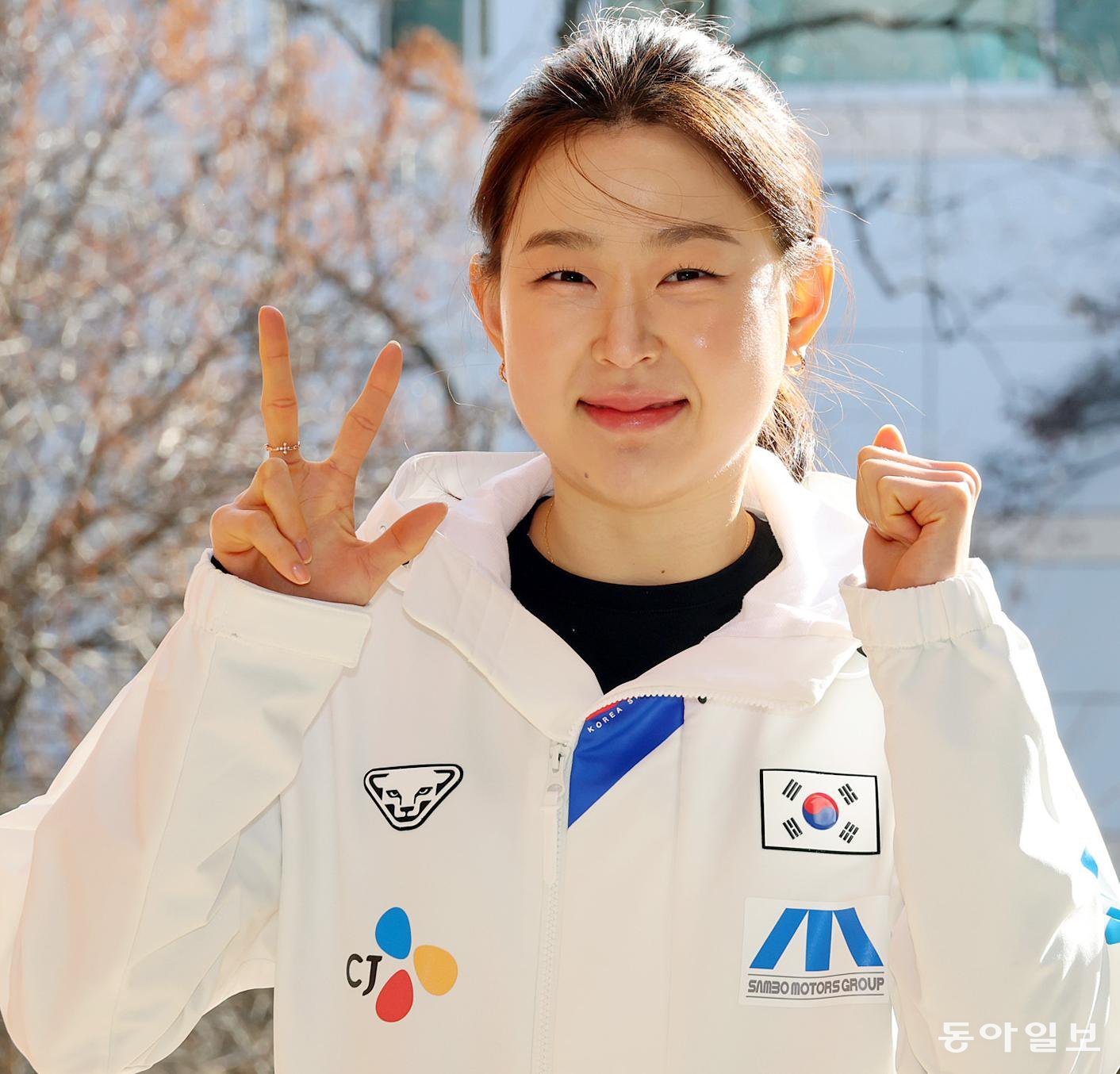 스피드스케이팅 국가대표 김민선이 8일 서울 태릉선수촌에서 자신의 세 번째 올림픽을 의미하는 손가락 세 개를 펼치며 활약을 다짐하고 있다.
전영한 기자 scoopjyh@donga.com