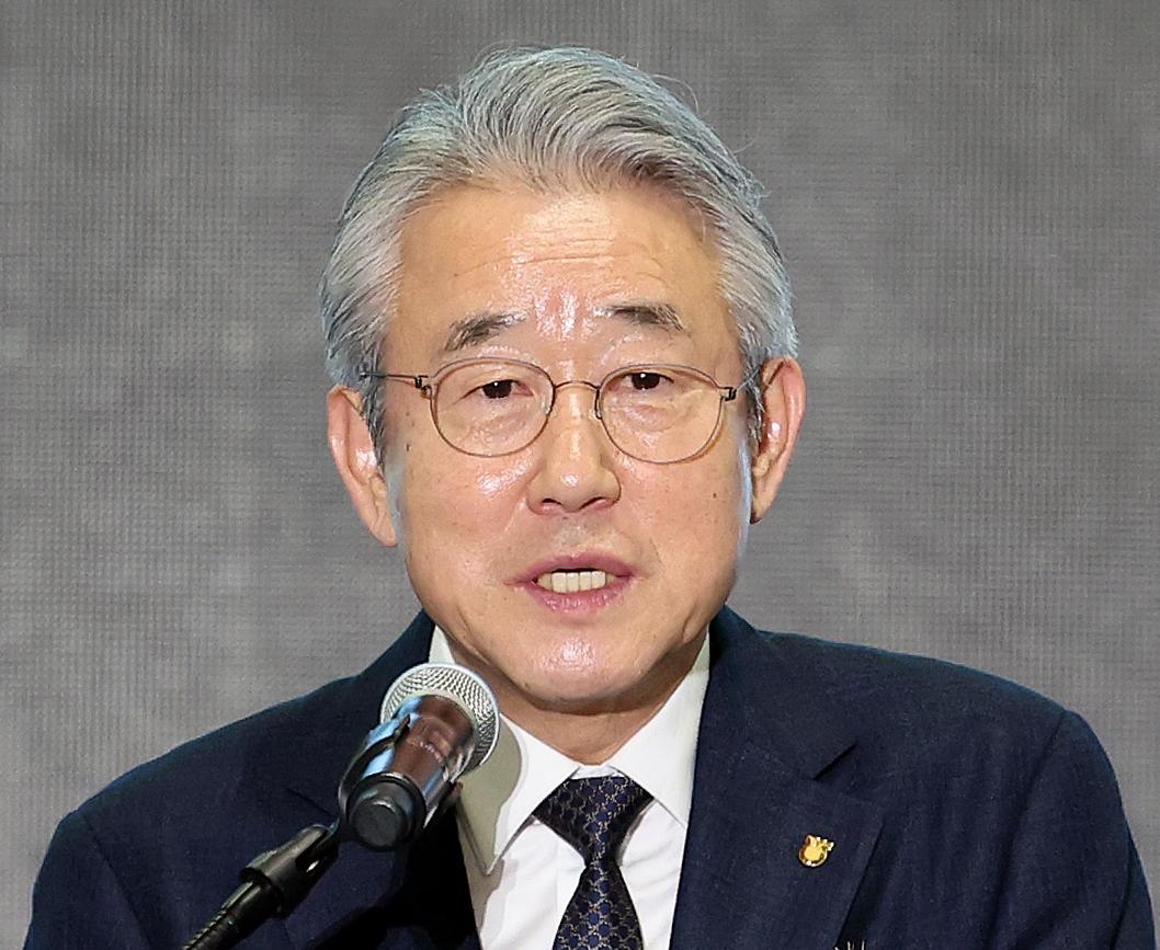 강호동 농협회장, 1박 200만원 호화출장 논란