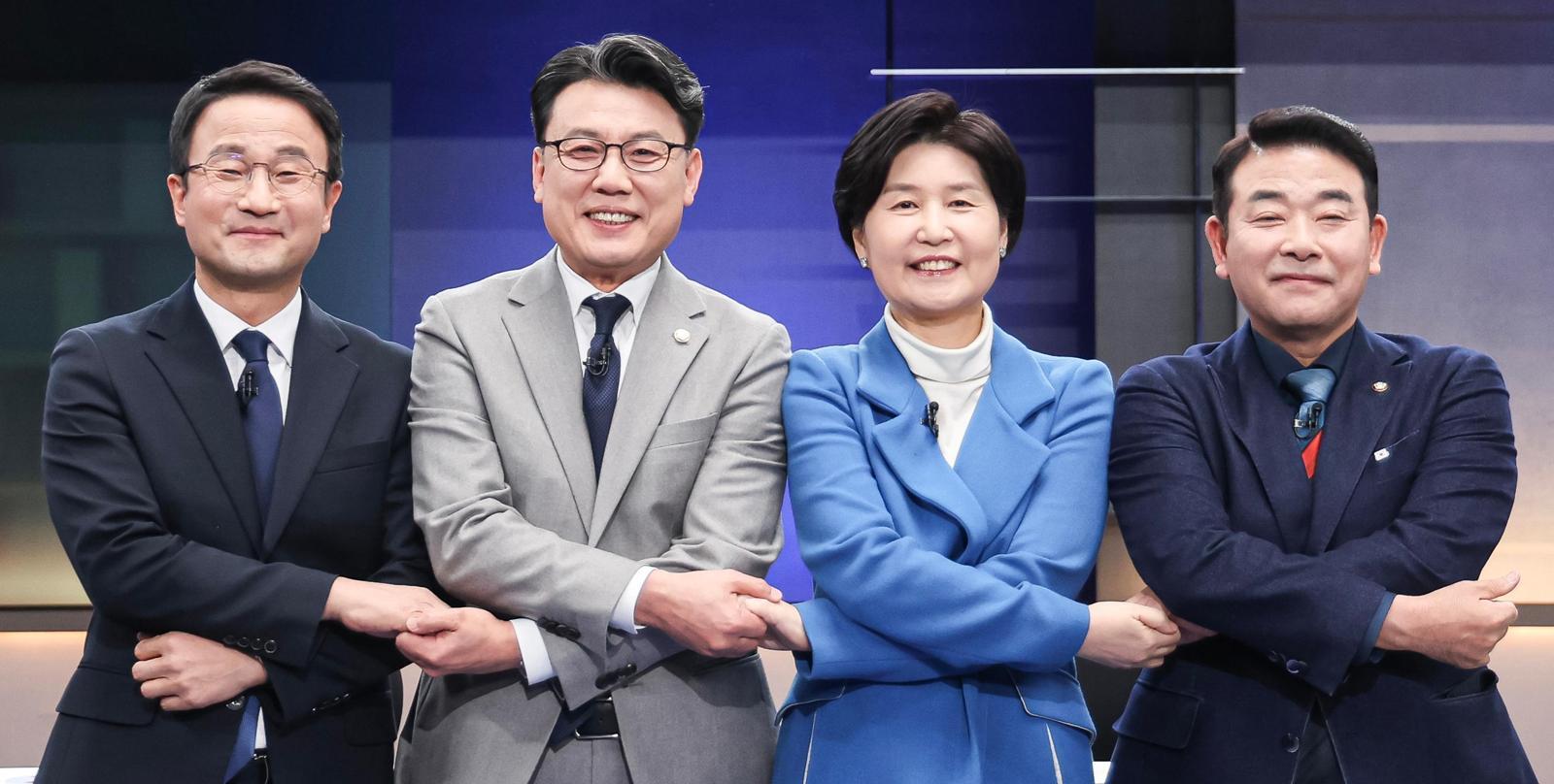 손 맞잡은 與 원내대표 후보들
공천헌금 수수 의혹 등 각종 의혹으로 김병기 의원이 더불어민주당 원내대표직에서 사퇴한 가운데 원내대표 보궐선거 후보자 합동토론회가 8일 서울 마포구 상암동 JTBC에서 열렸다. 한병도 진성준 백혜련 박정 후보(왼쪽부터)가 토론회에 앞서 기념 촬영을 하고 있다. 사진공동취재단